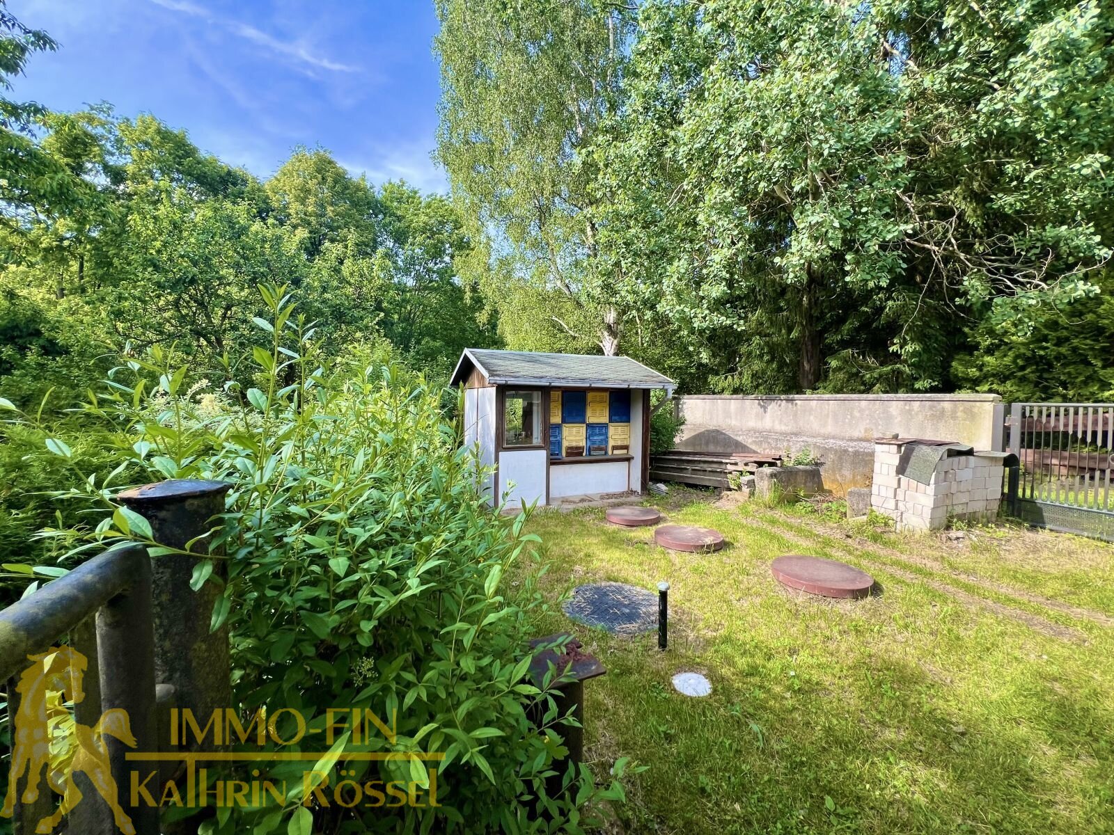 Neustart im Grünen: Wohnen auf einer Ebene mit parkähnlichem Garten und Nebengelass