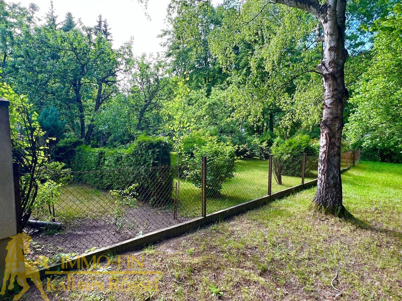 Neustart im Grünen: Wohnen auf einer Ebene mit parkähnlichem Garten und Nebengelass