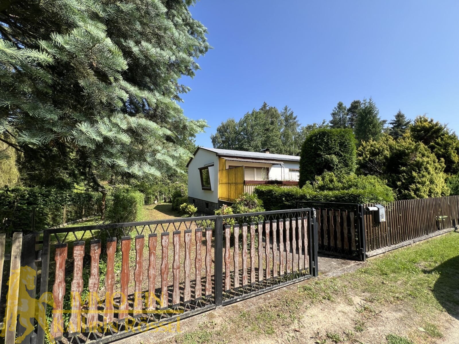 Neustart im Grünen: Wohnen auf einer Ebene mit parkähnlichem Garten und Nebengelass
