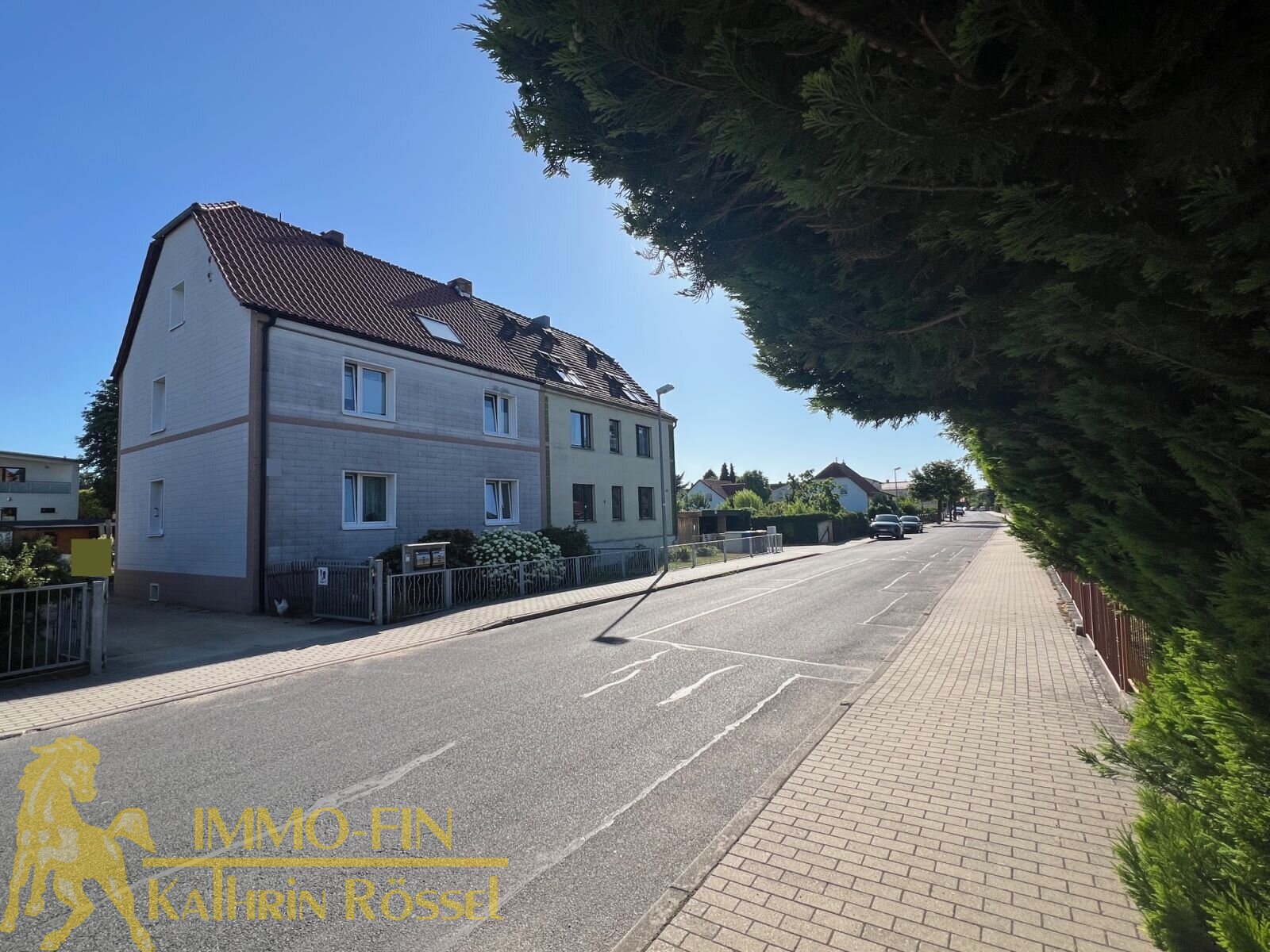 Wohnen mit Weitblick: Dachgeschosswohnung mit eigenem Garten und Büro
