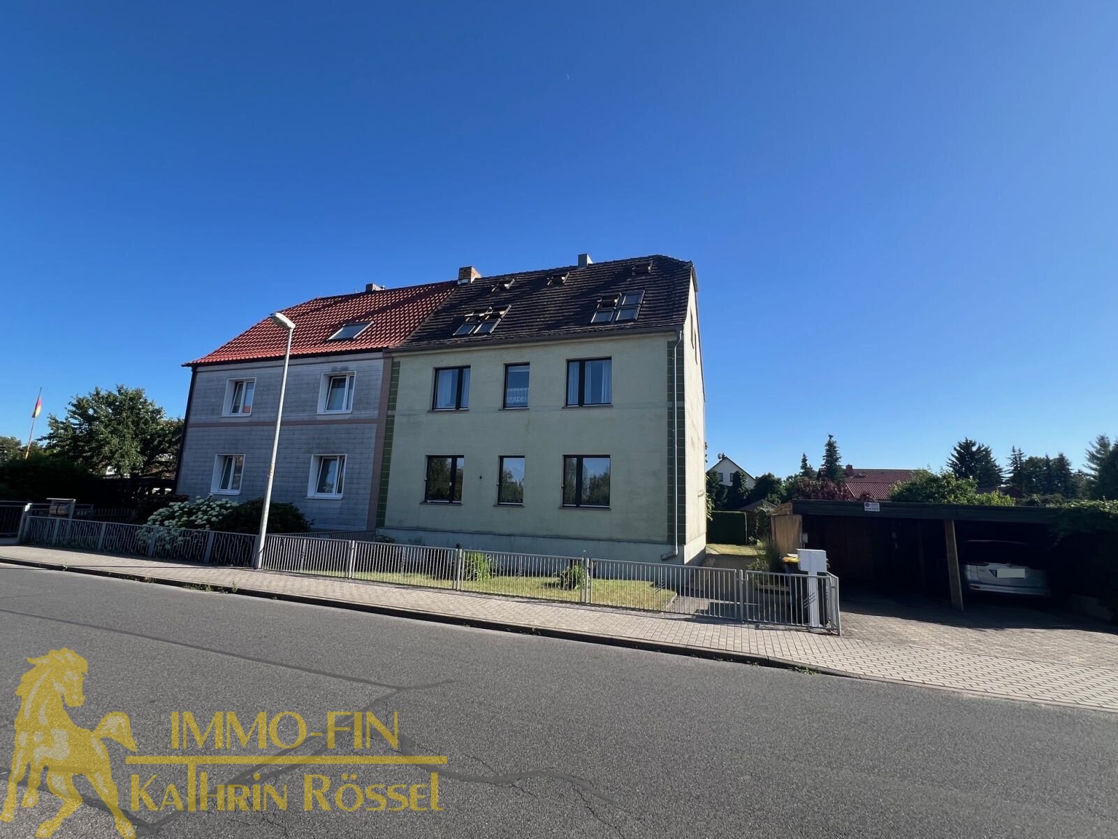 Wohnen mit Weitblick: Dachgeschosswohnung mit eigenem Garten und Büro