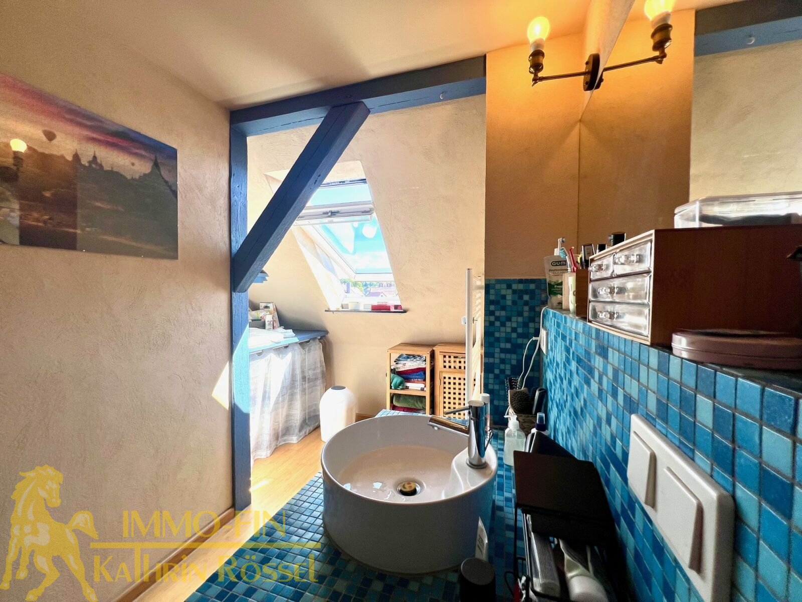 Wohnen mit Weitblick: Dachgeschosswohnung mit eigenem Garten und Büro