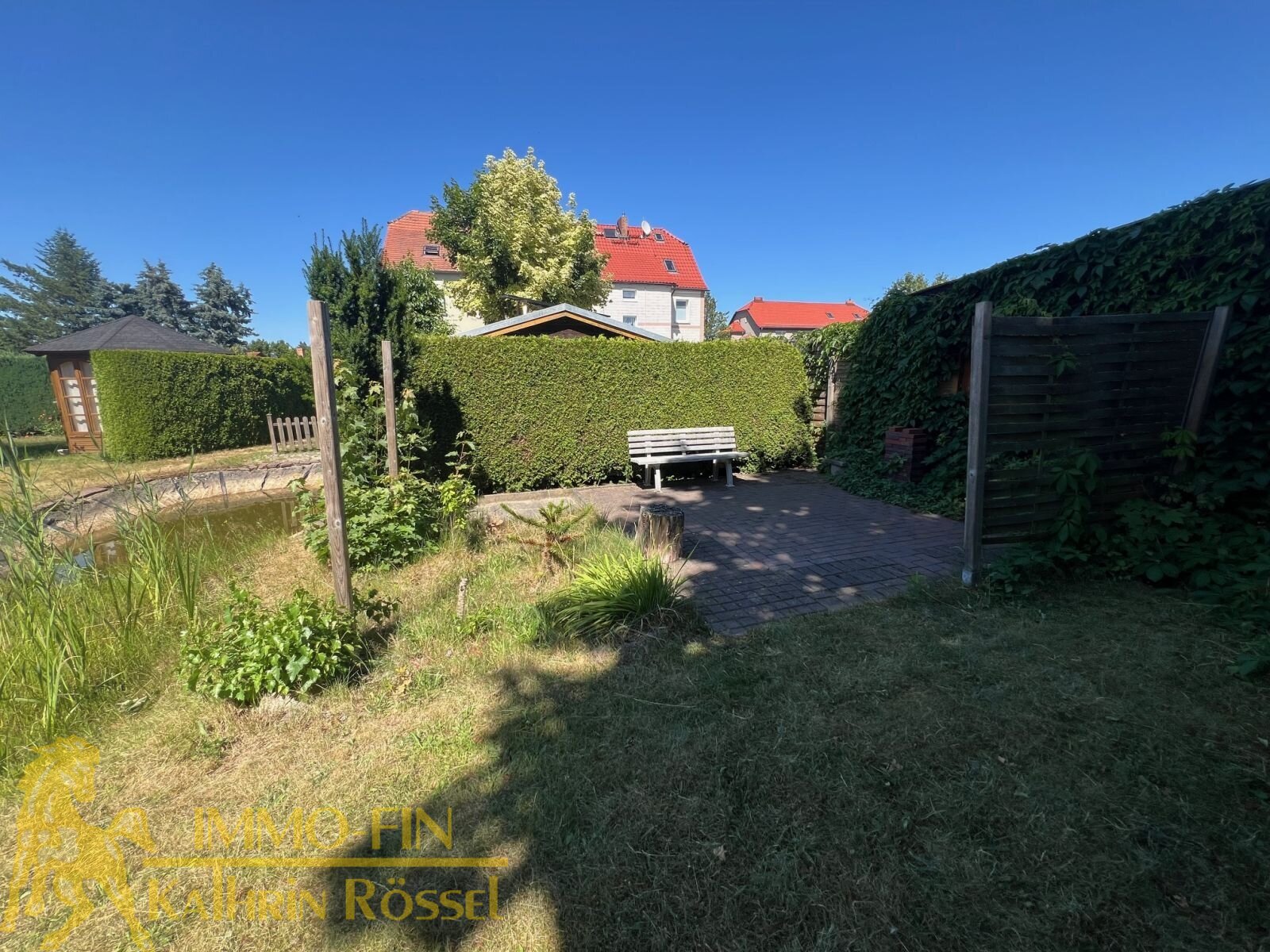 Wohnen mit Weitblick: Dachgeschosswohnung mit eigenem Garten und Büro