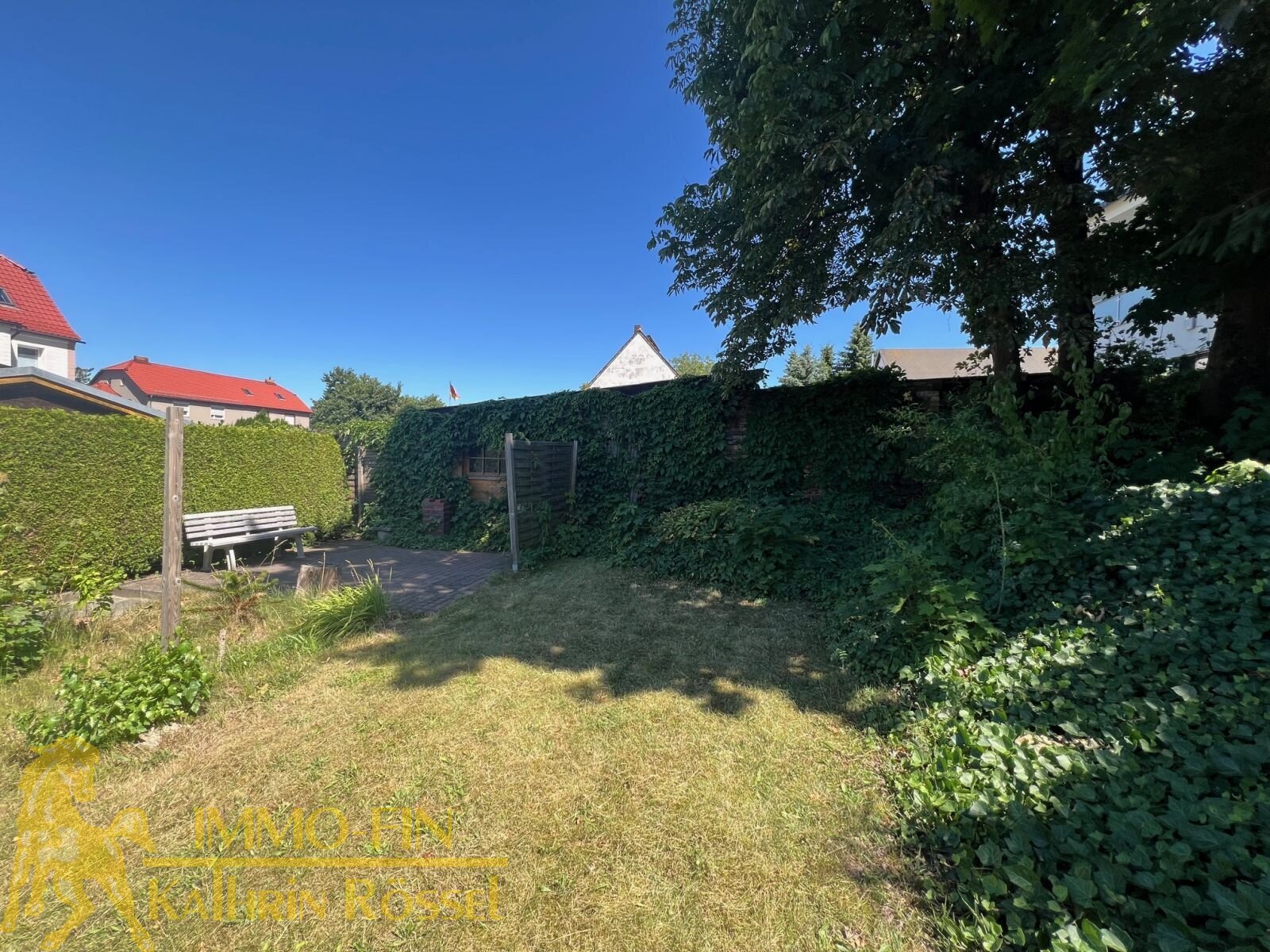 Wohnen mit Weitblick: Dachgeschosswohnung mit eigenem Garten und Büro