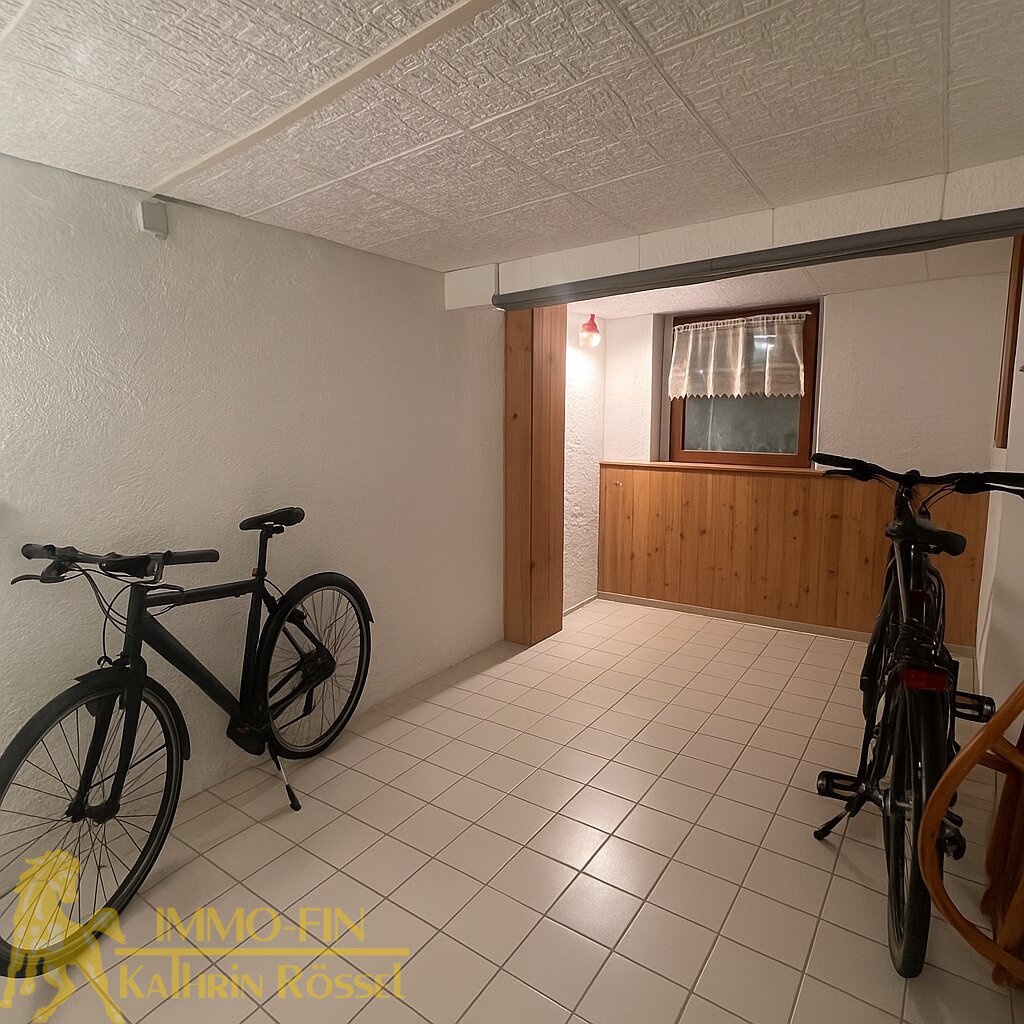 Wohnen mit Weitblick: Dachgeschosswohnung mit eigenem Garten und Büro