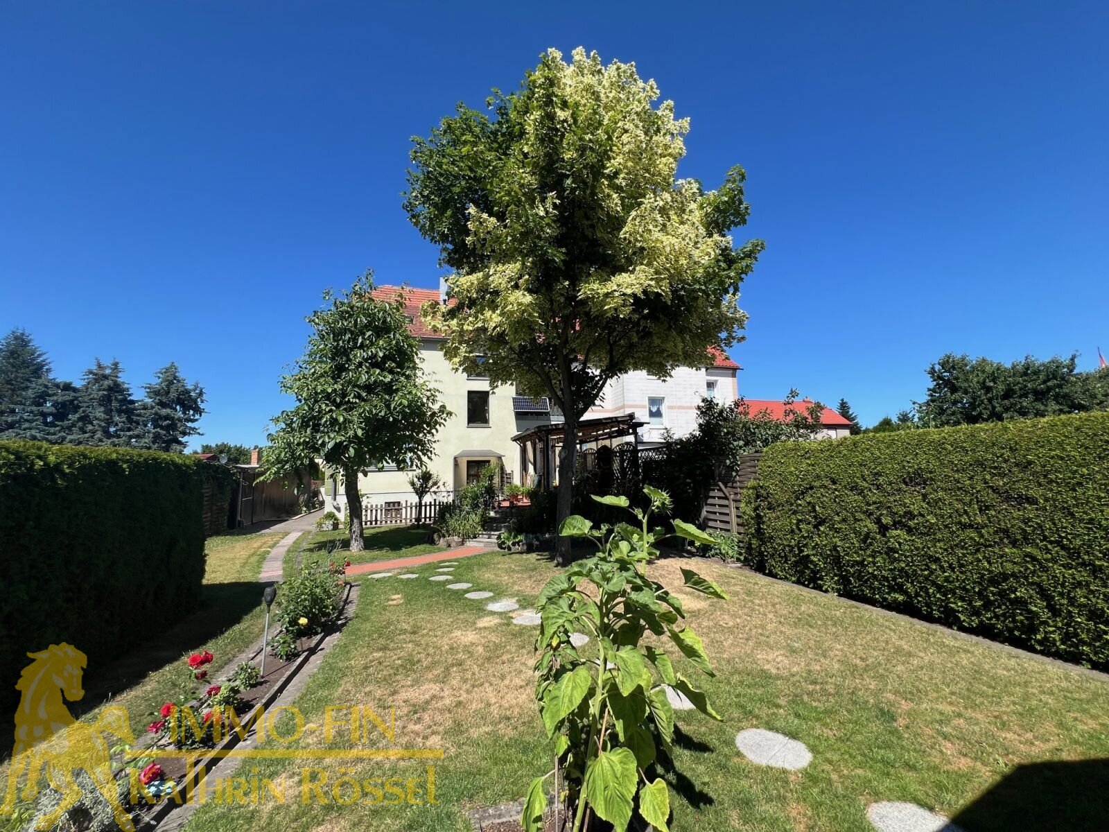 Wohnen mit Weitblick: Dachgeschosswohnung mit eigenem Garten und Büro