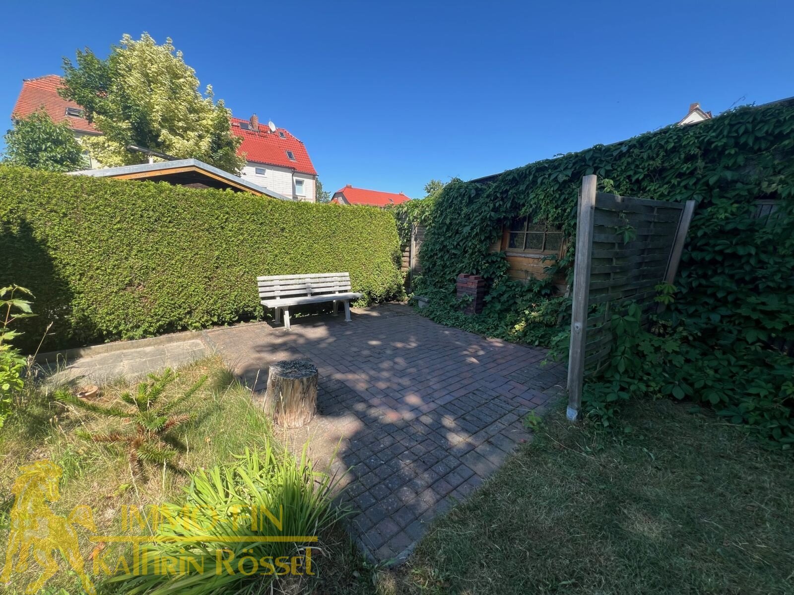 Wohnen mit Weitblick: Dachgeschosswohnung mit eigenem Garten und Büro