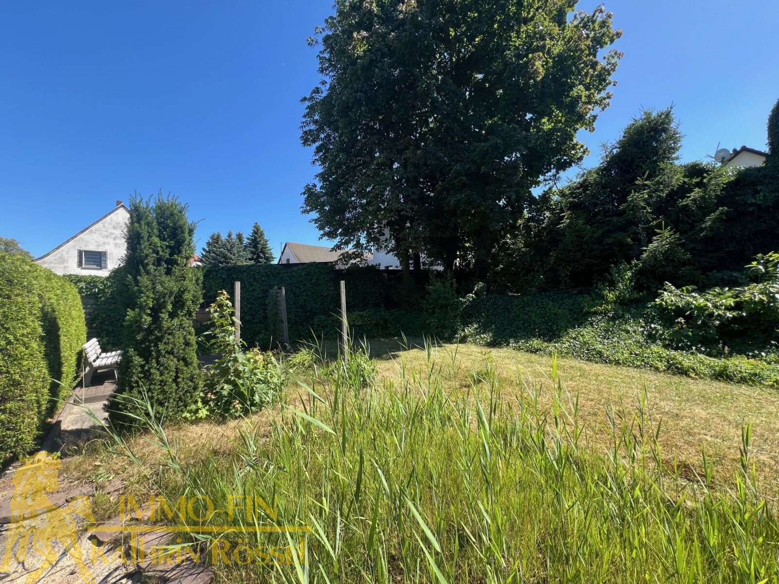 Wohnen mit Weitblick: Dachgeschosswohnung mit eigenem Garten und Büro