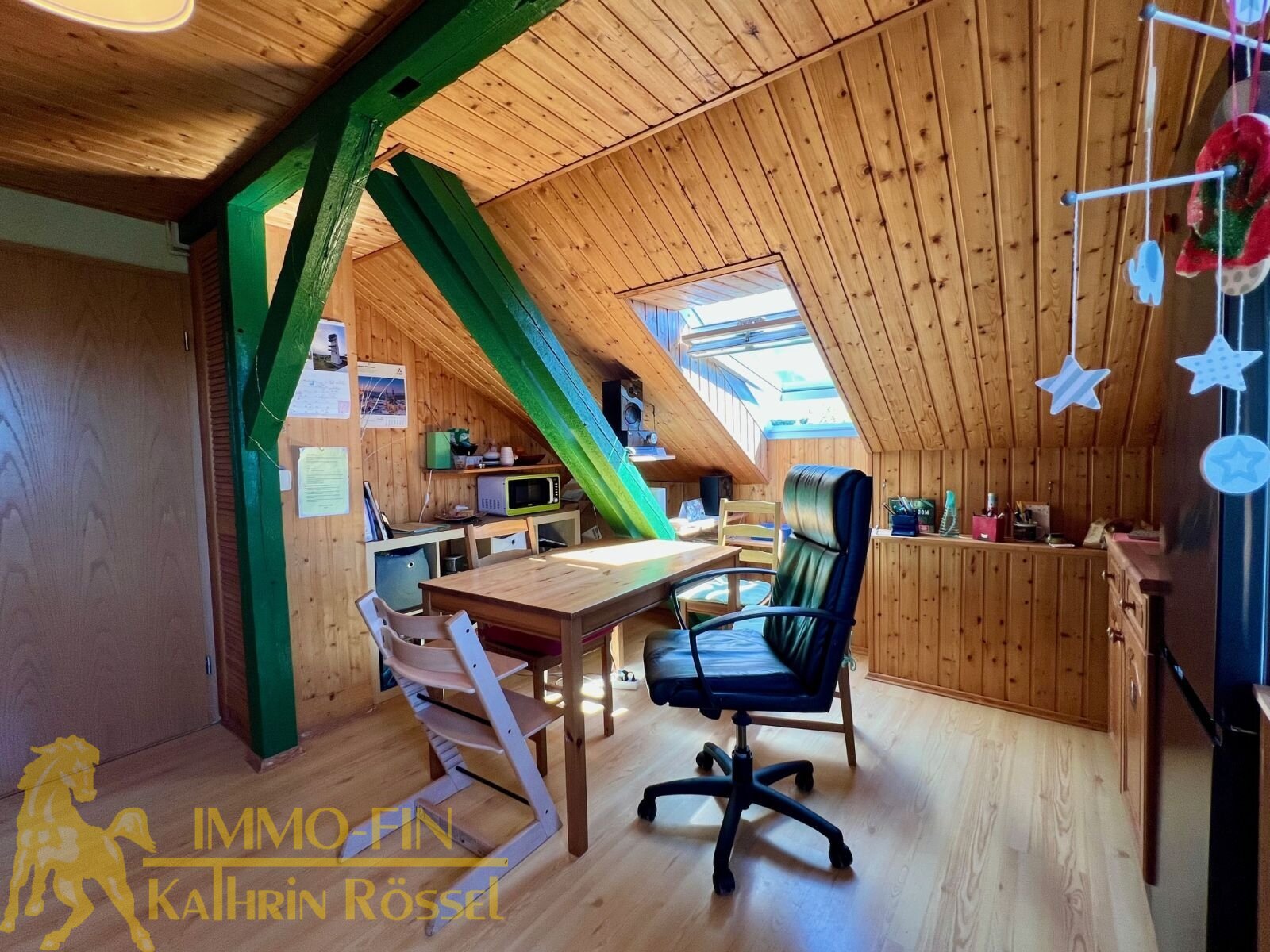 Wohnen mit Weitblick: Dachgeschosswohnung mit eigenem Garten und Büro