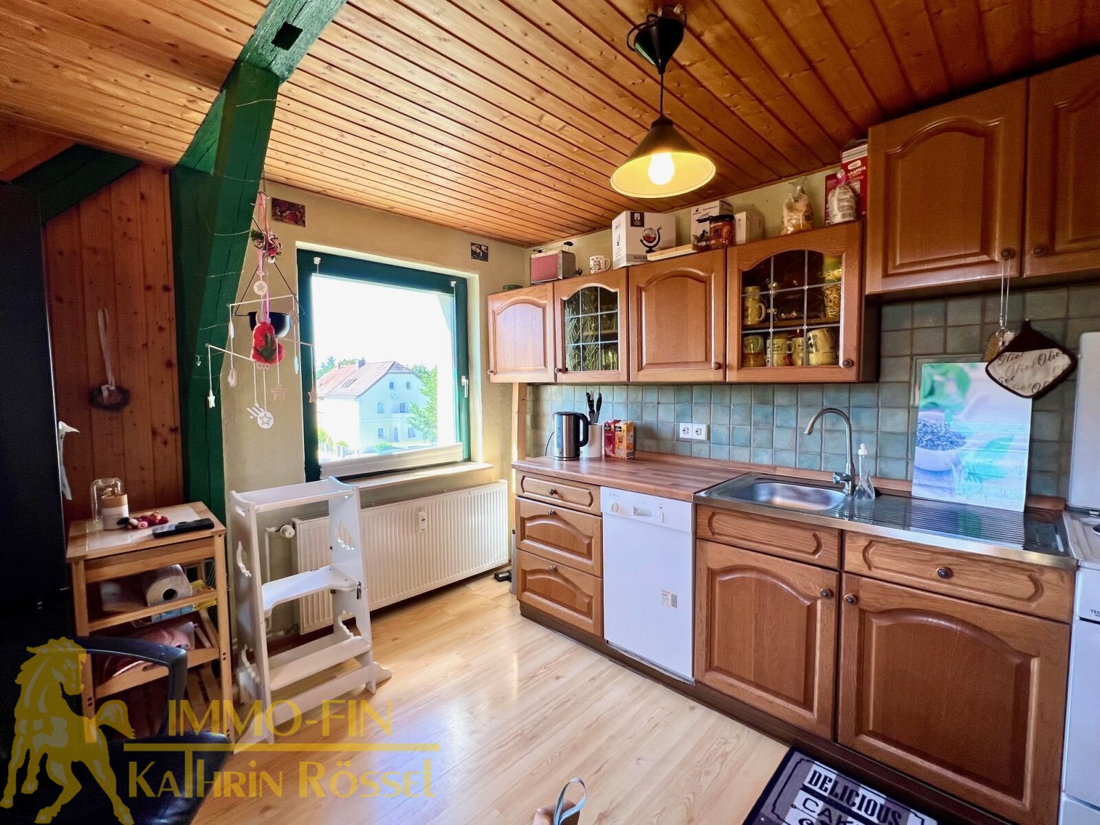 Wohnen mit Weitblick: Dachgeschosswohnung mit eigenem Garten und Büro