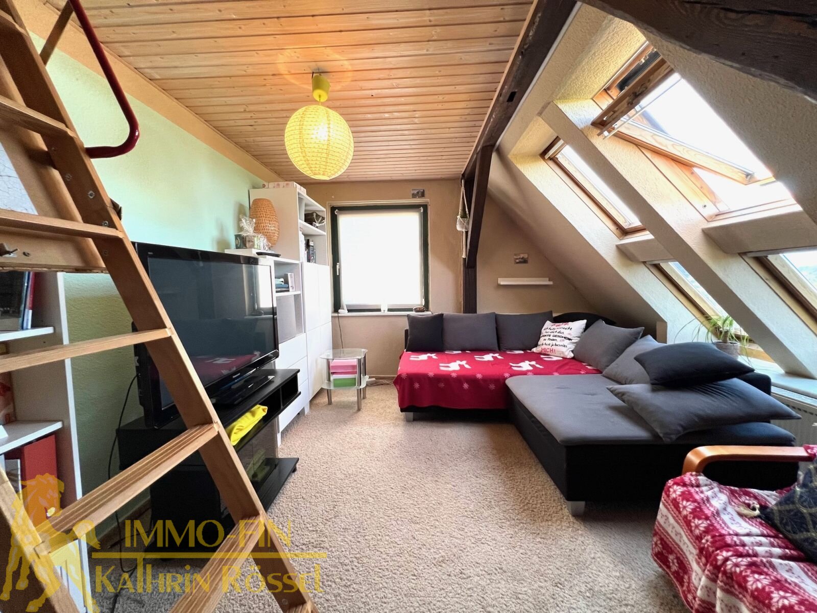 Wohnen mit Weitblick: Dachgeschosswohnung mit eigenem Garten und Büro