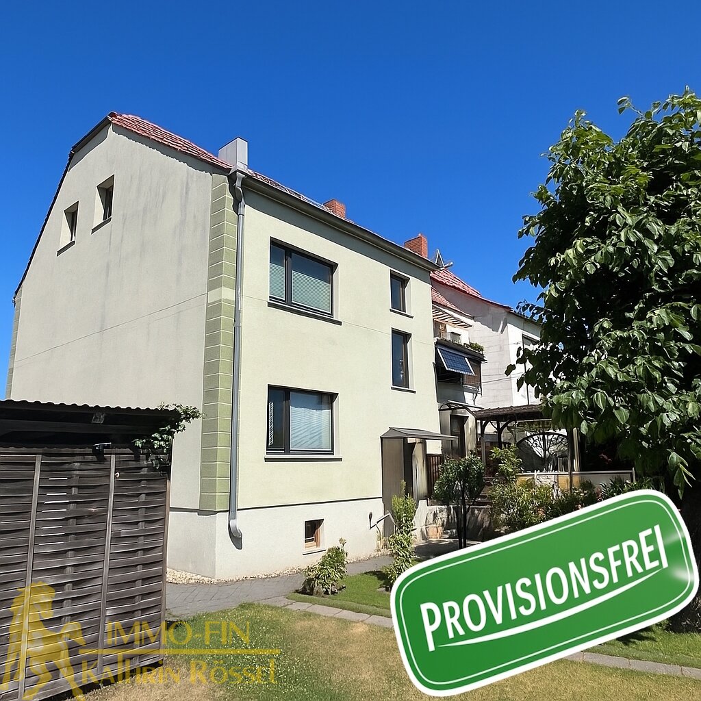 Wohnen mit Weitblick: Dachgeschosswohnung mit eigenem Garten und Büro