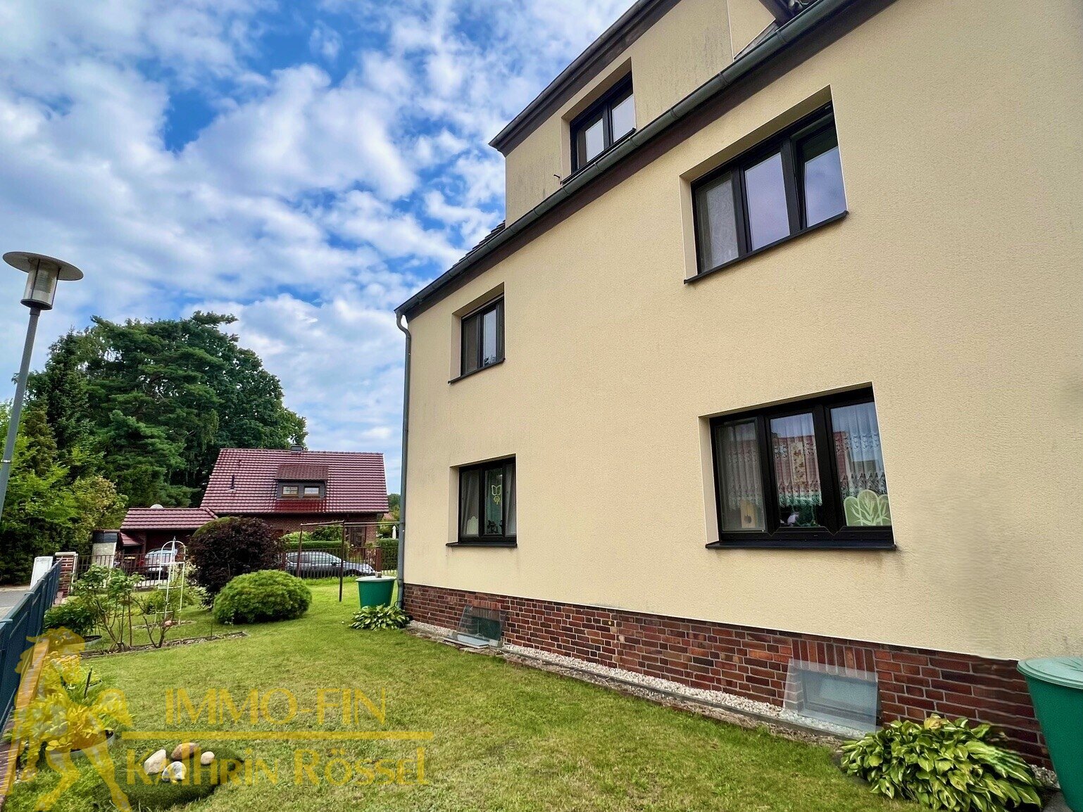 Mehrgenerationenhaus am Stadtrand mit 6 Garagen, Carport und Garten