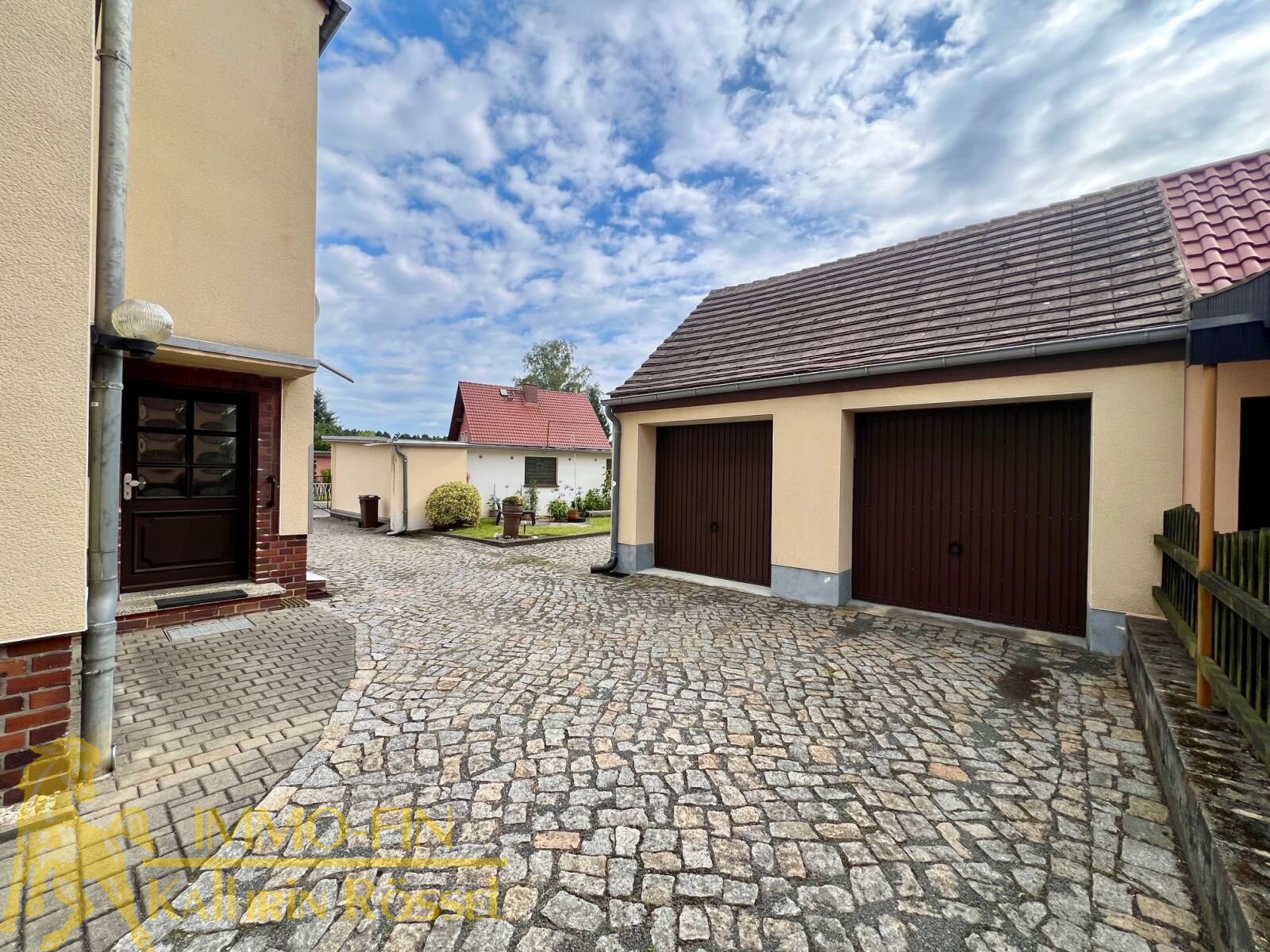 Mehrgenerationenhaus am Stadtrand mit 6 Garagen, Carport und Garten