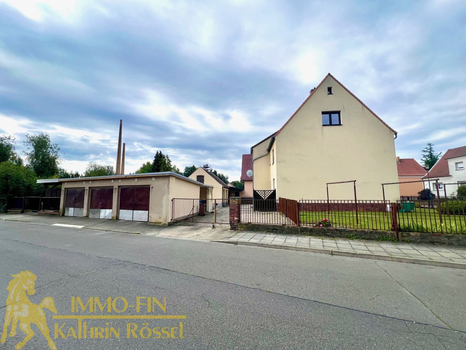 Mehrgenerationenhaus am Stadtrand mit 6 Garagen, Carport und Garten