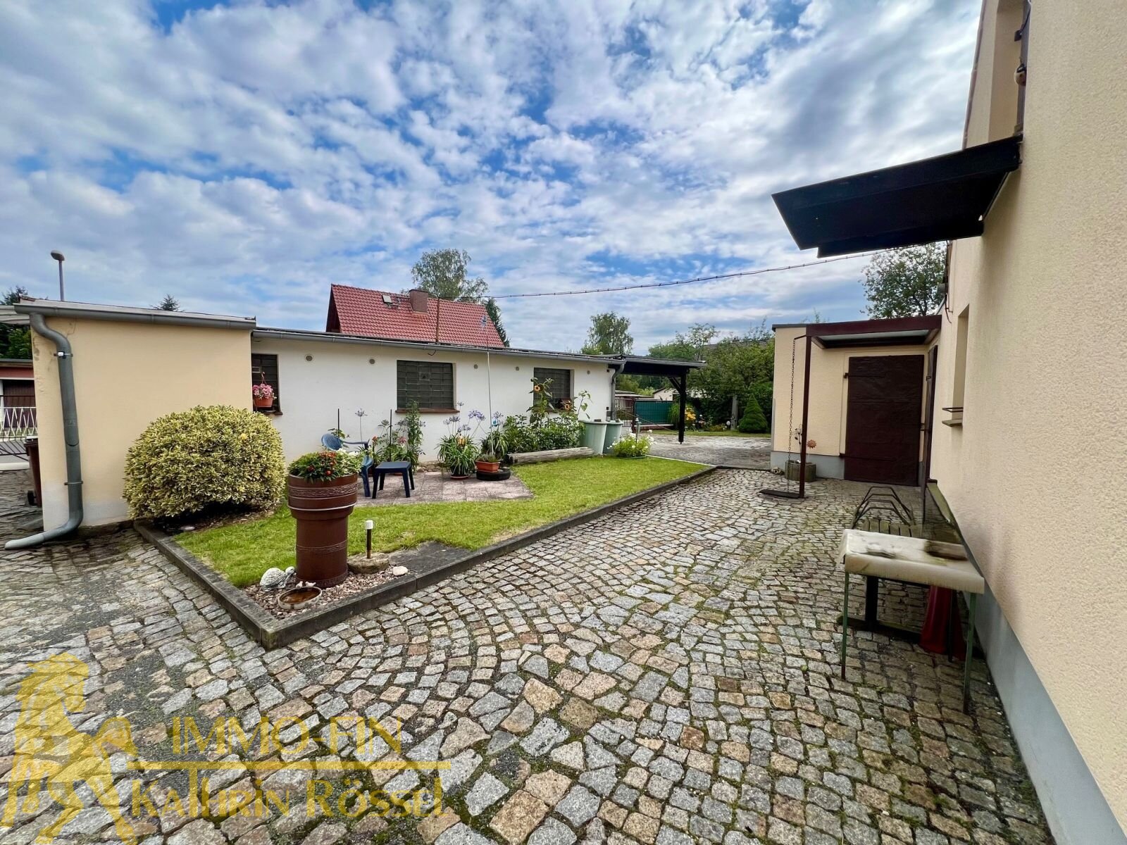 Mehrgenerationenhaus am Stadtrand mit 6 Garagen, Carport und Garten