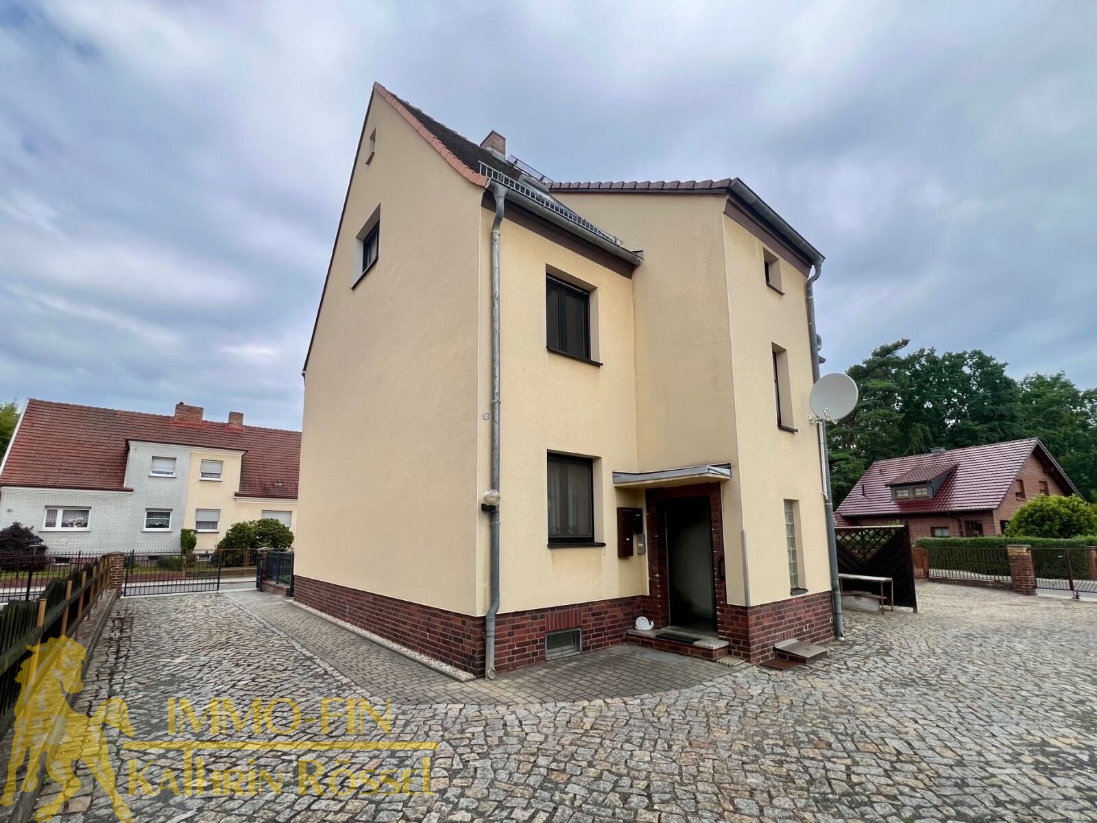 Mehrgenerationenhaus am Stadtrand mit 6 Garagen, Carport und Garten