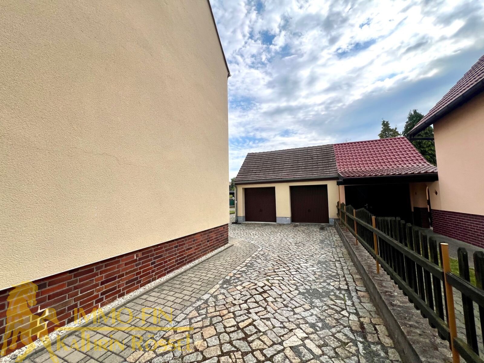 Mehrgenerationenhaus am Stadtrand mit 6 Garagen, Carport und Garten