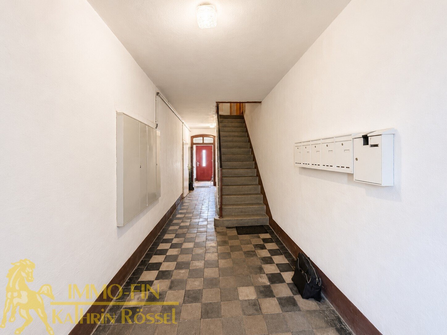 Wohn- und Geschäftshaus mit bis zu 7 Einheiten, Garagen und 14 Stellplätzen