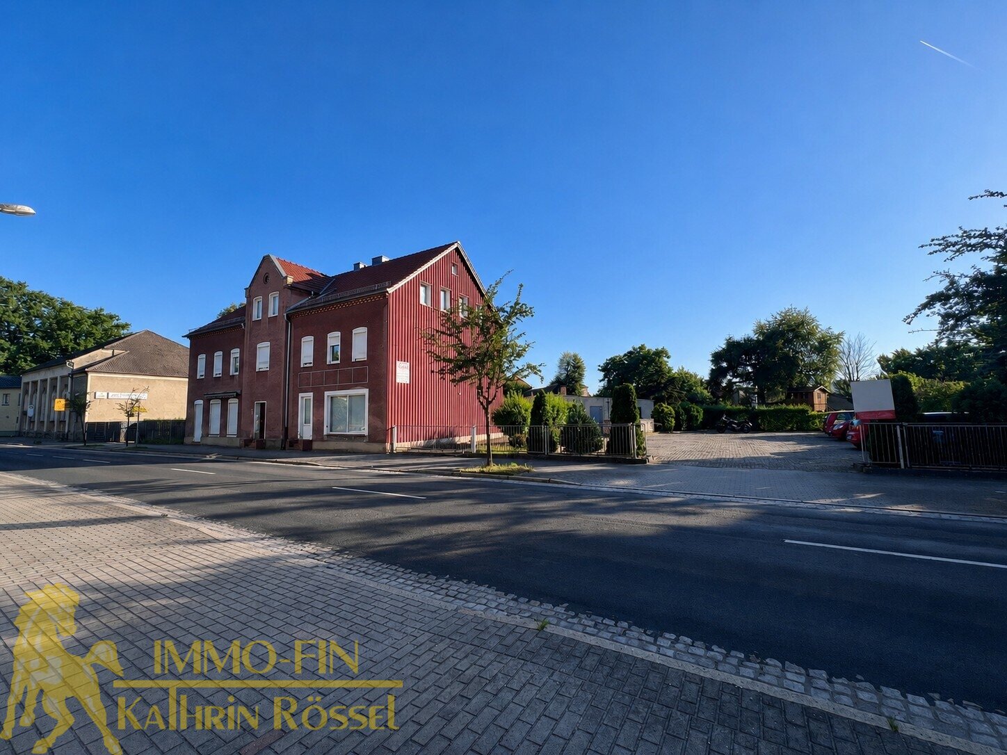 Wohn- und Geschäftshaus mit bis zu 7 Einheiten, Garagen und 14 Stellplätzen