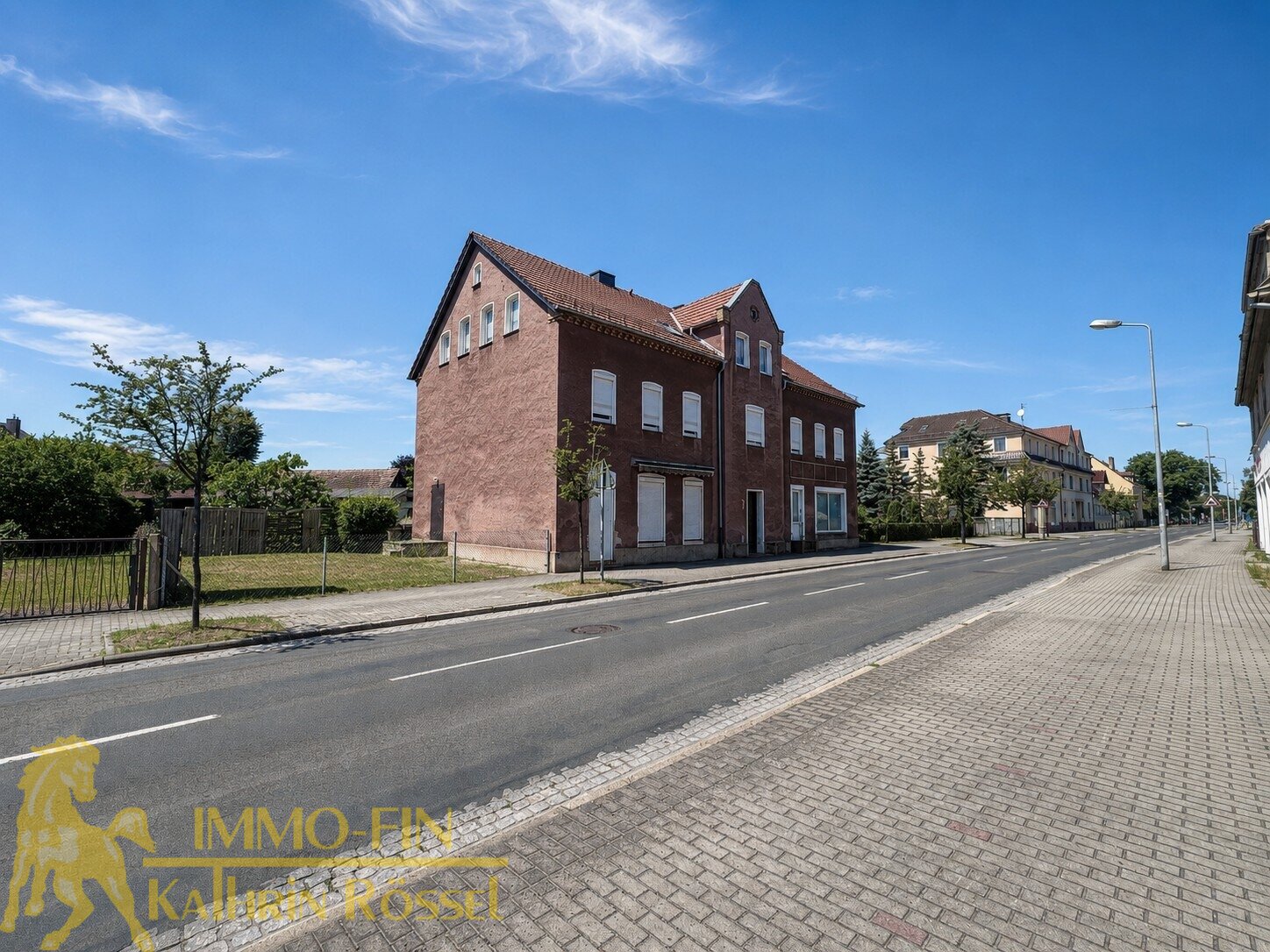Wohn- und Geschäftshaus mit bis zu 7 Einheiten, Garagen und 14 Stellplätzen