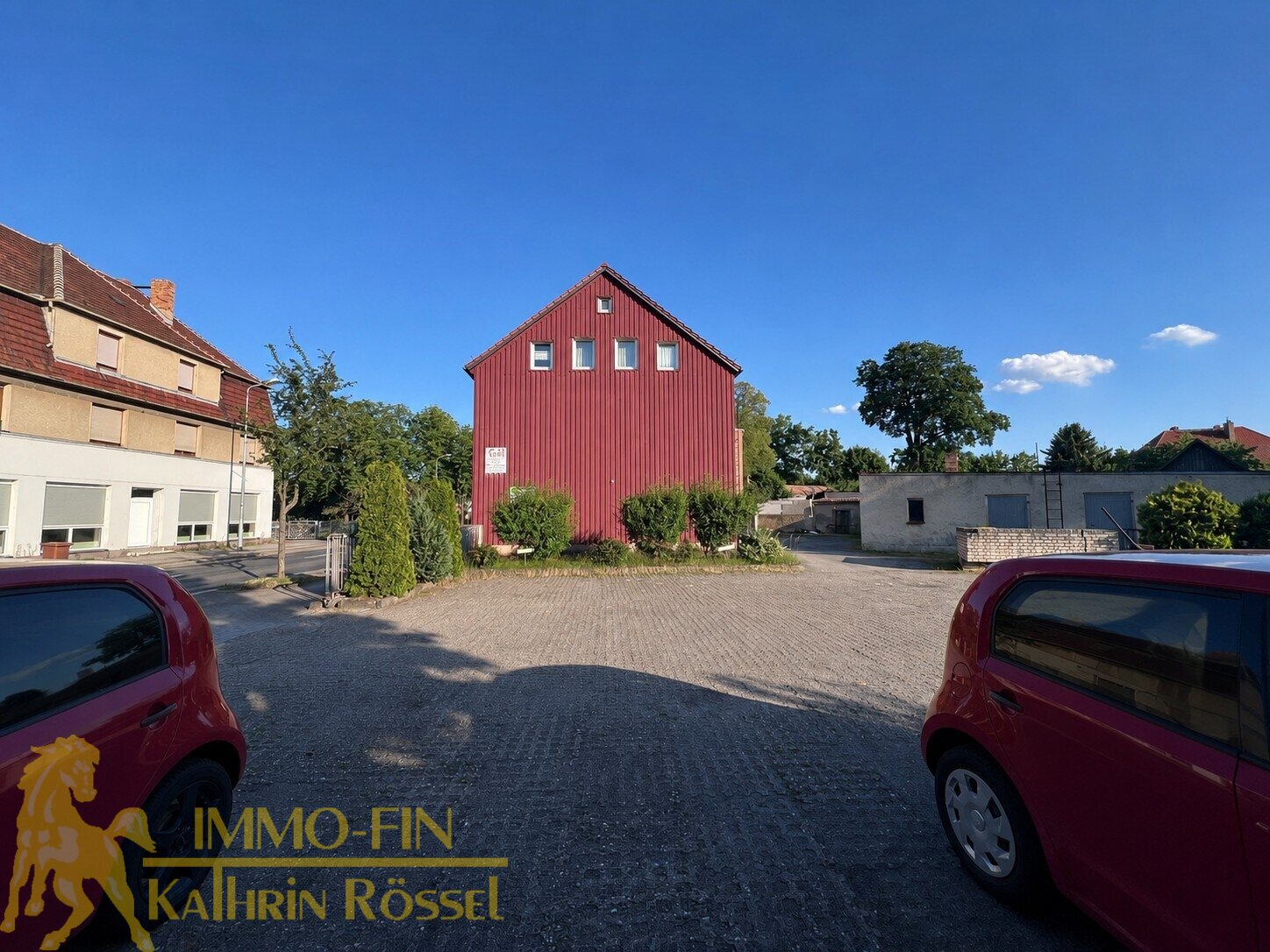 Wohn- und Geschäftshaus mit bis zu 7 Einheiten, Garagen und 14 Stellplätzen