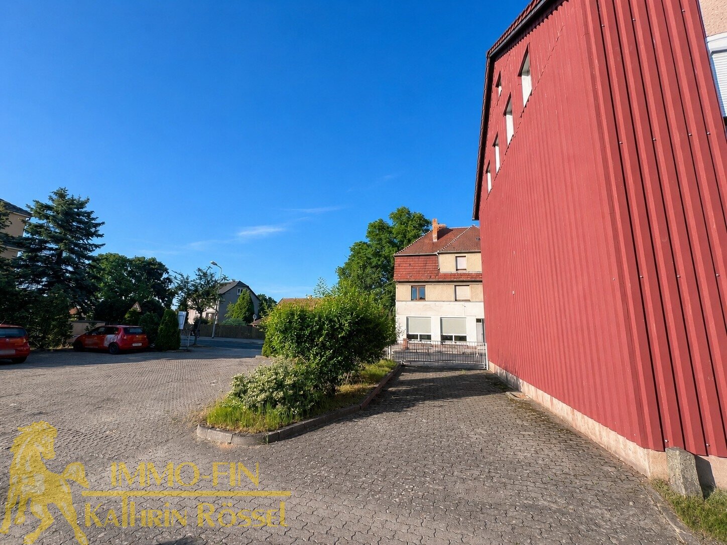 Wohn- und Geschäftshaus mit bis zu 7 Einheiten, Garagen und 14 Stellplätzen