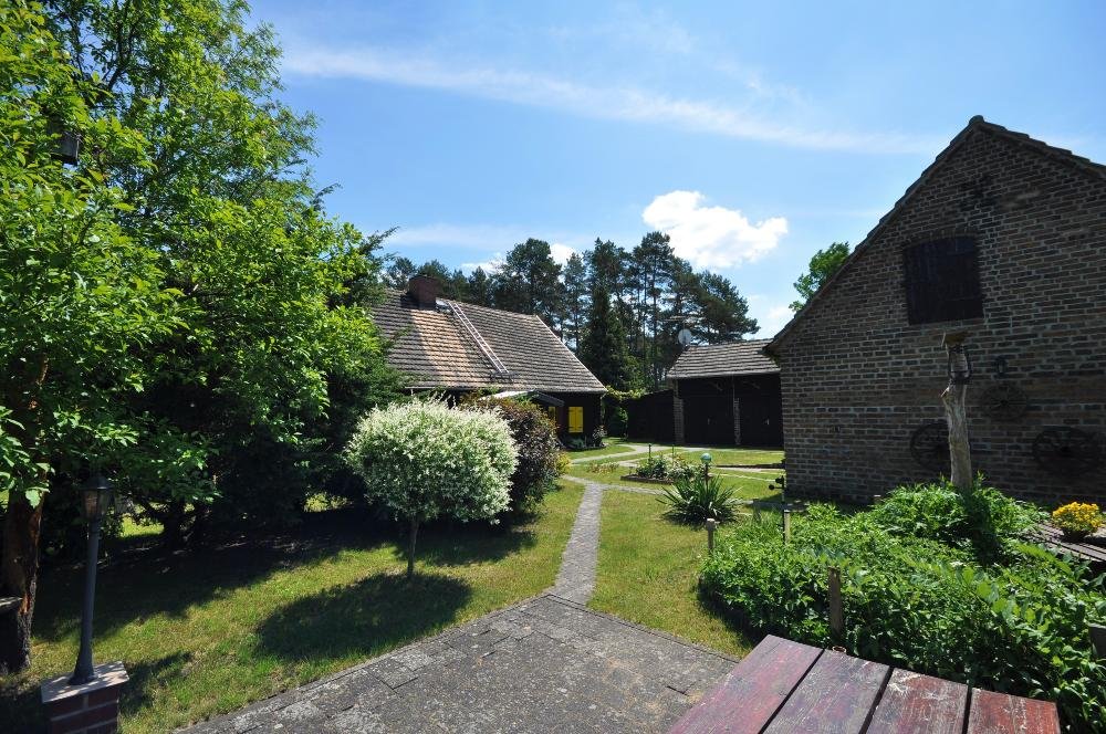 Blick vom Wohnhaus in den Hofbereich