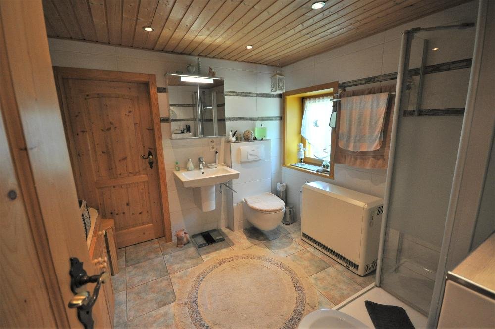 EG: Tageslichtbad mit BW und DU EG: Tageslichtbad mit BW und DU