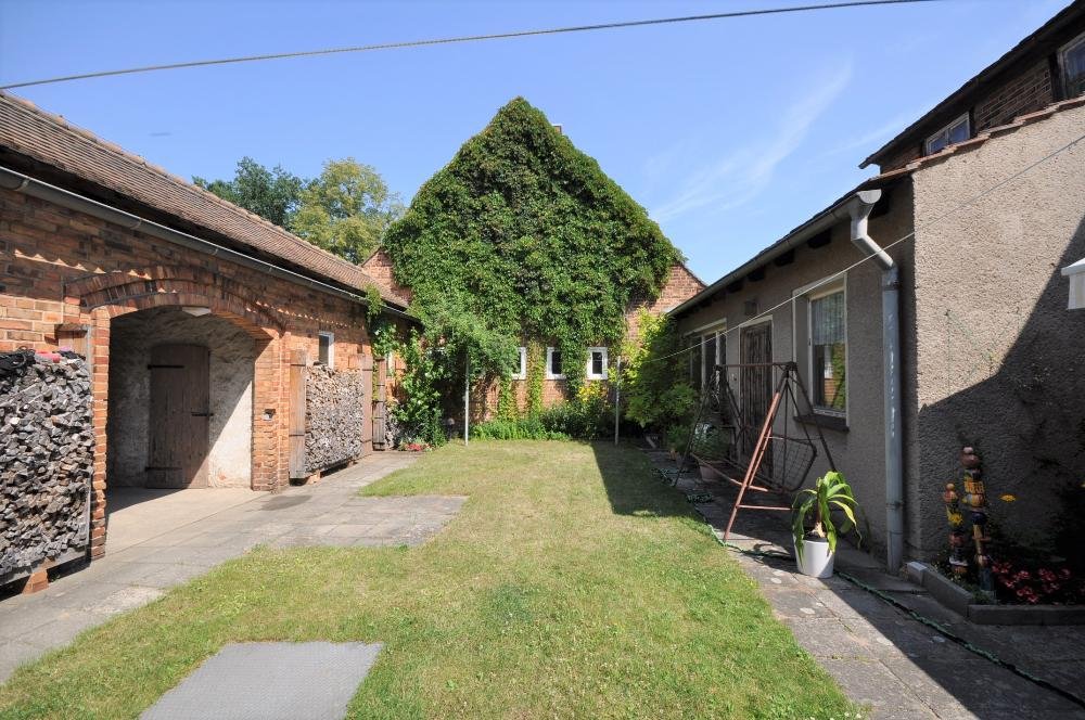 Blick in den Innenhof zw. Schule und Wohnhaus