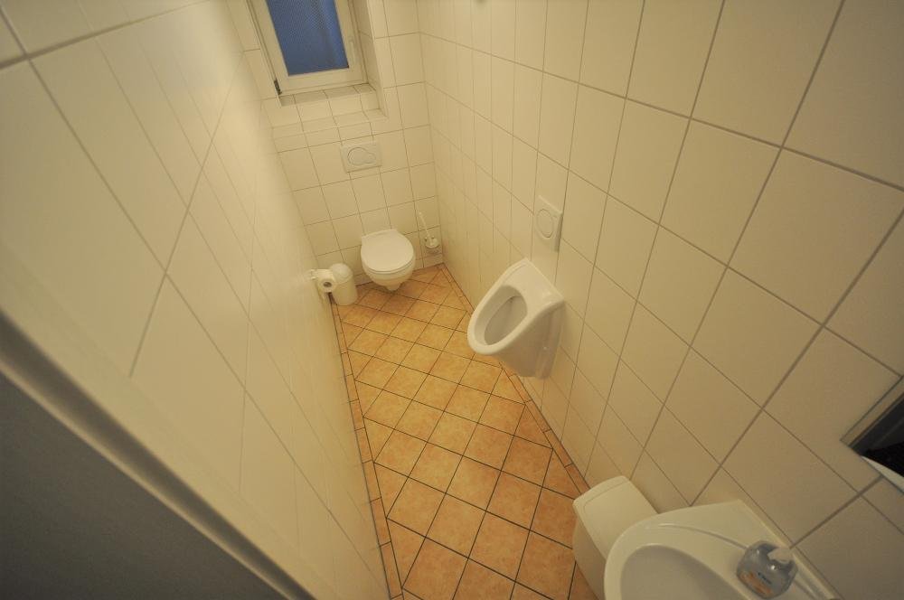 EG: Kunden-WC im Hausflur