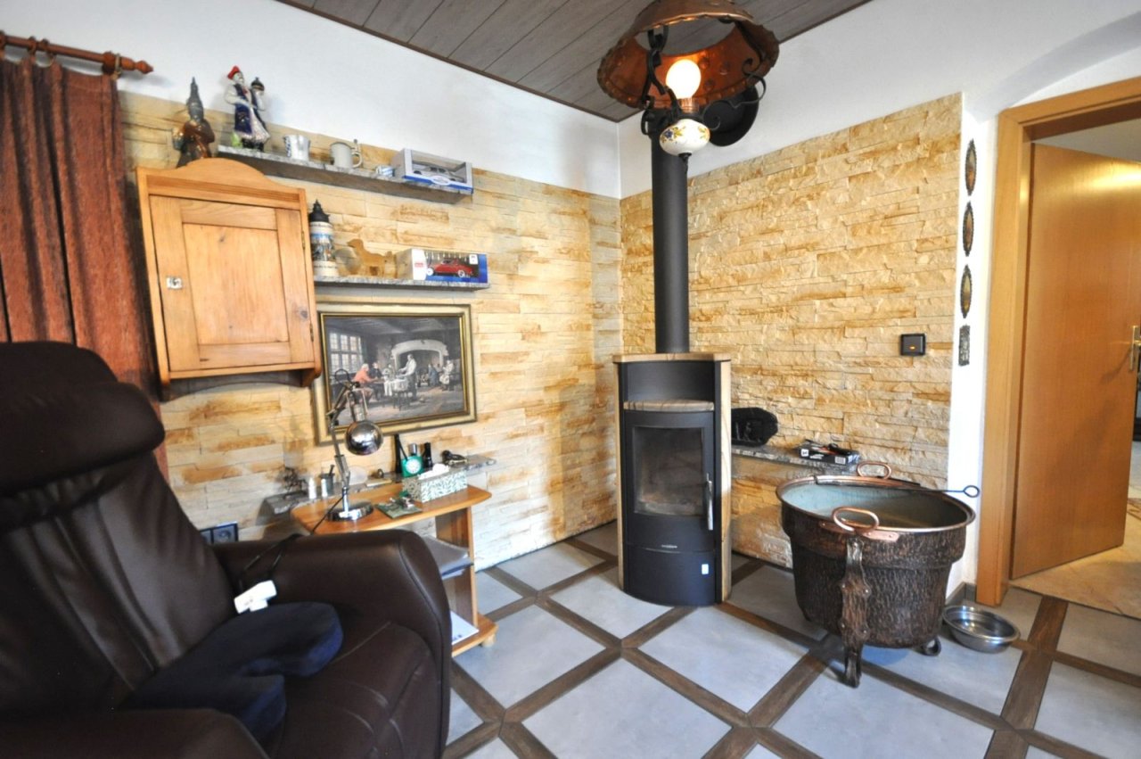 EG: Wohnzimmer mit Kaminofen
