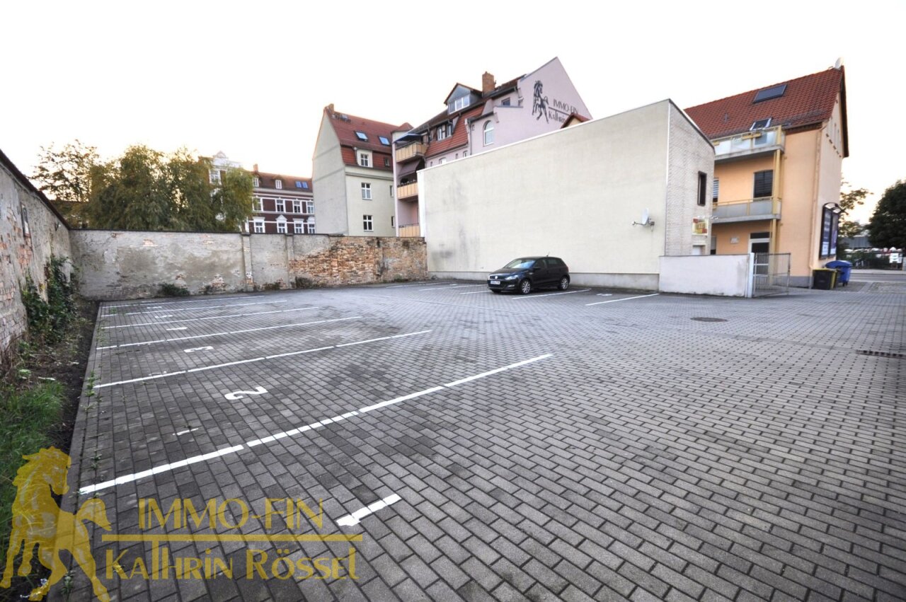 Blick auf den Parkplatz direkt vor der Gewerbeeinheit