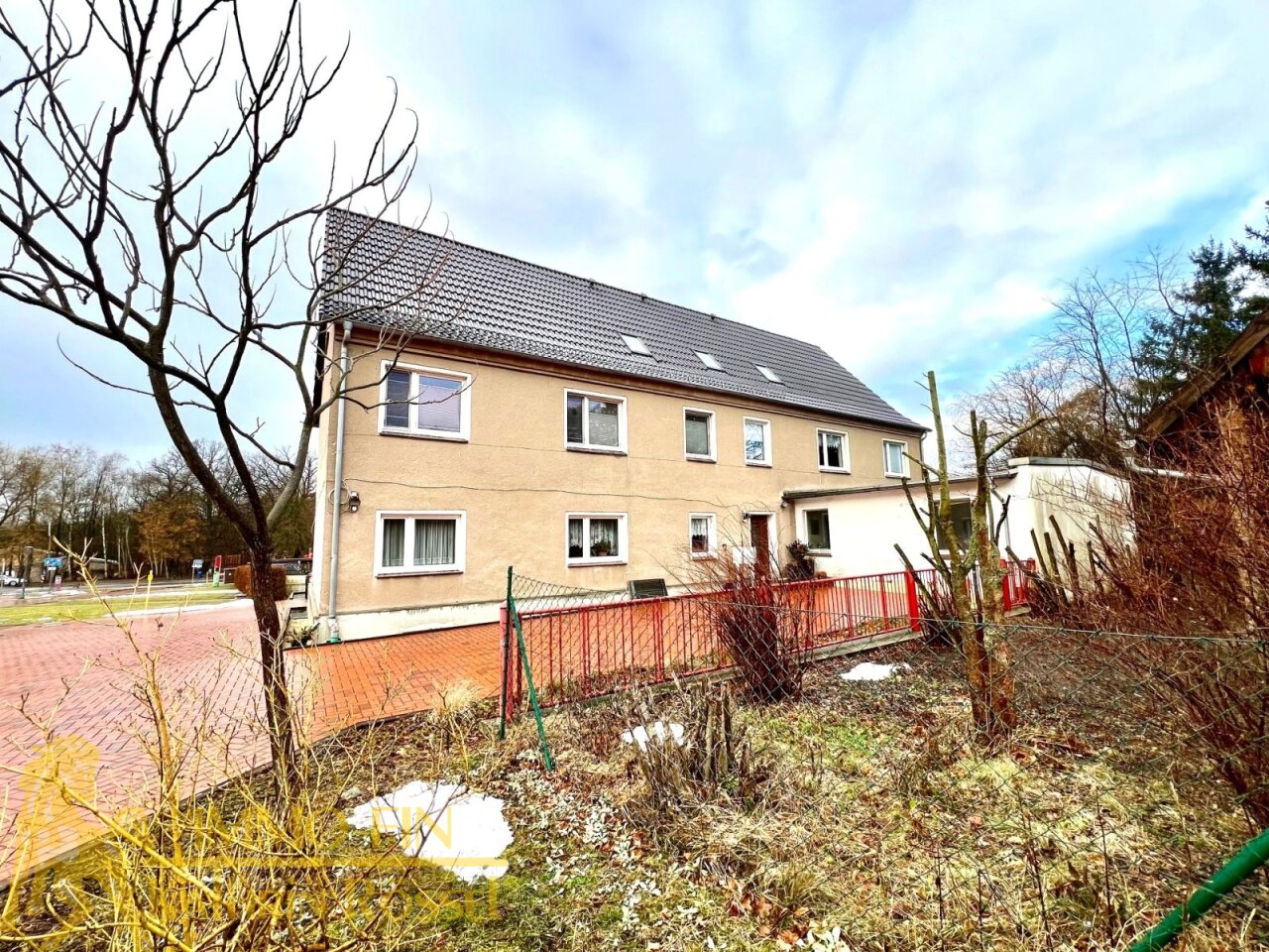 Wohnhaus - neu saniert bis auf Fassadenfarbe