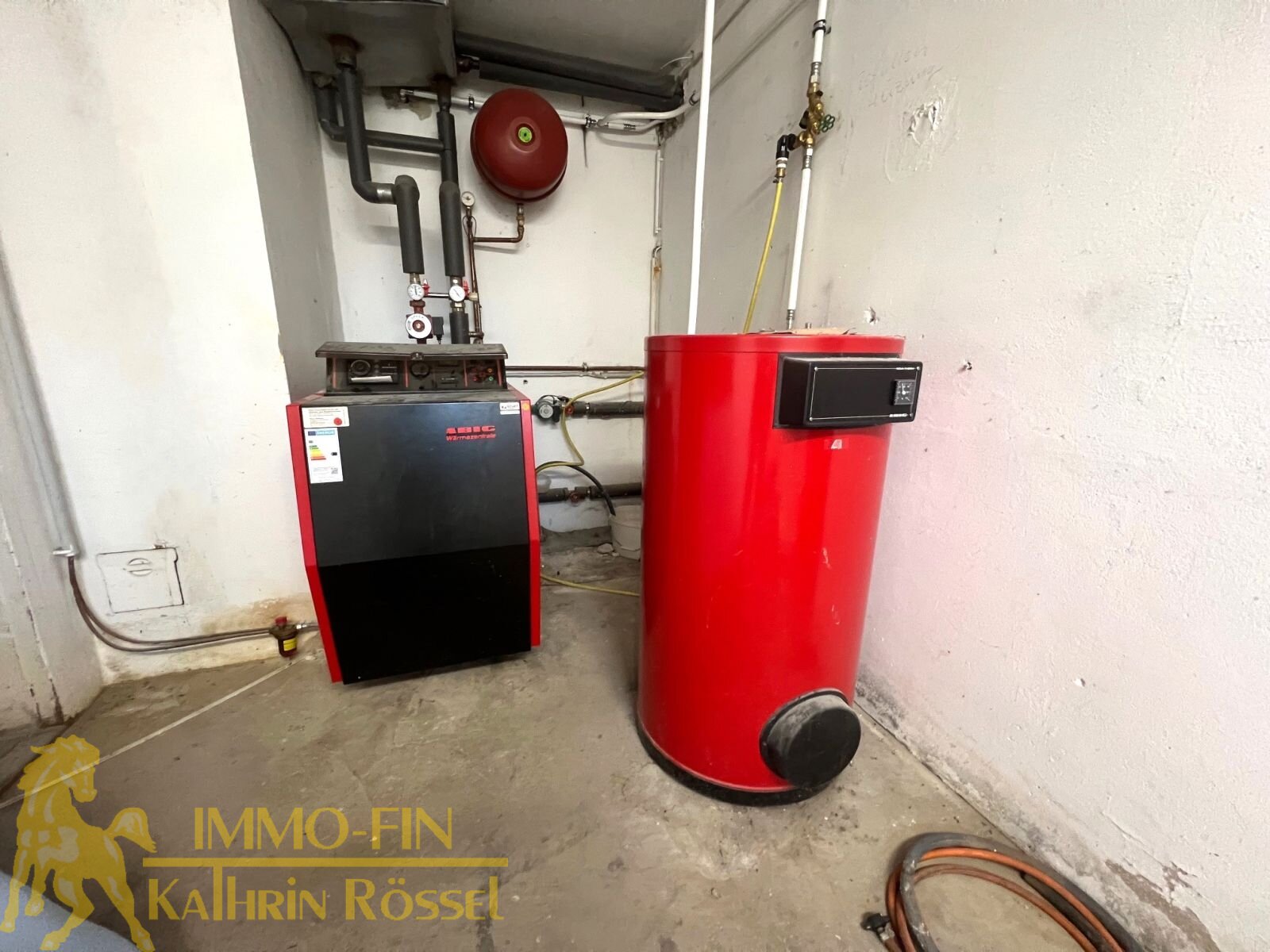 KG: Zentrale Heizungsanlage mit Warmwasserspeicher