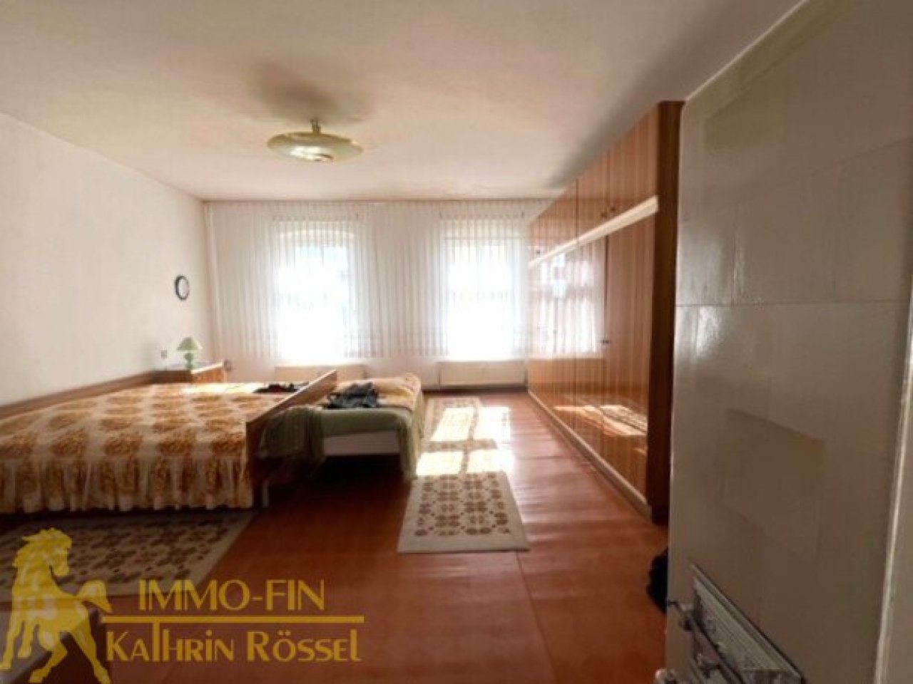 Schlafzimmer mit Kachelofen im 2. OG links Schlafzimmer mit Kachelofen im 2. OG links