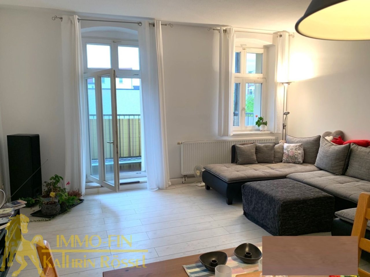 Wohnzimmer mit Balkonzugang