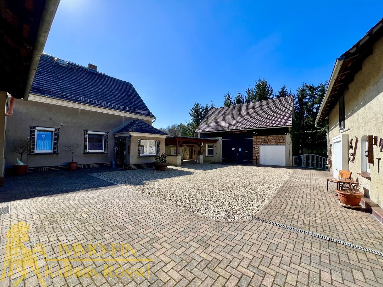 Blick in den Hof - Wohnhaus, Doppelcarport und Scheune