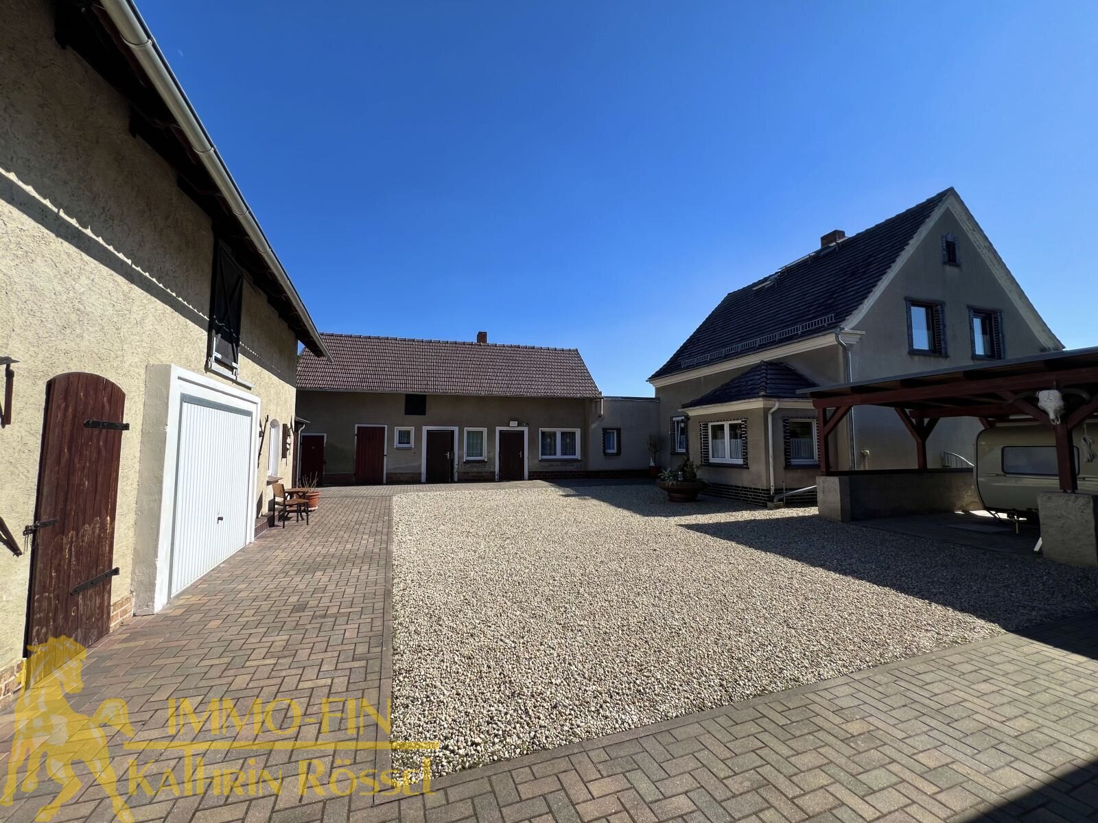 Blick in den Hof - rechts das Wohnhaus