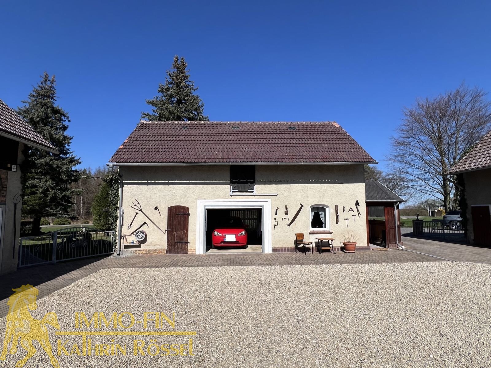 Innenhof Nebengebäude Nord mit Garage