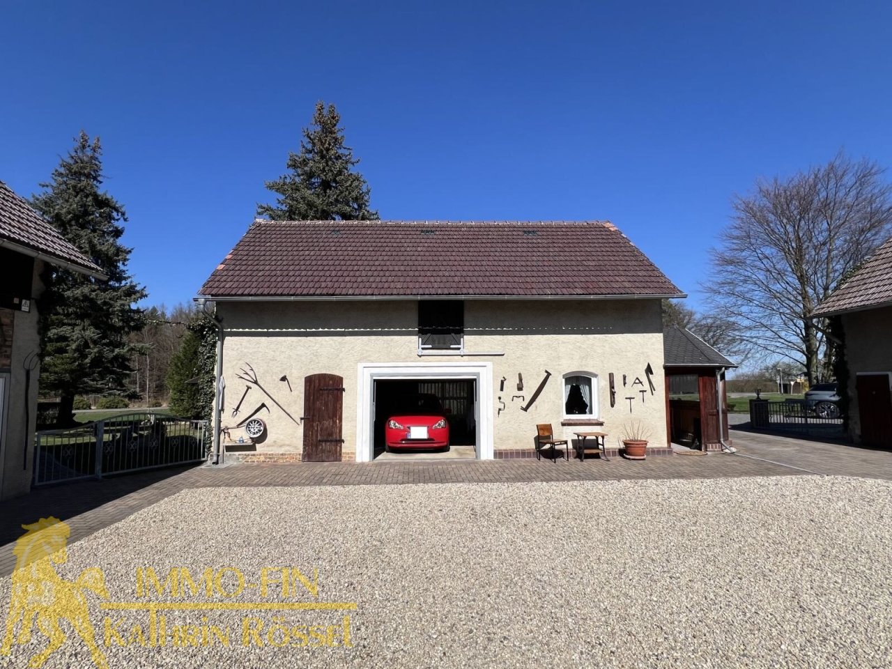 Innenhof Nebengebäude Nord mit Garage Innenhof Nebengebäude Nord mit Garage