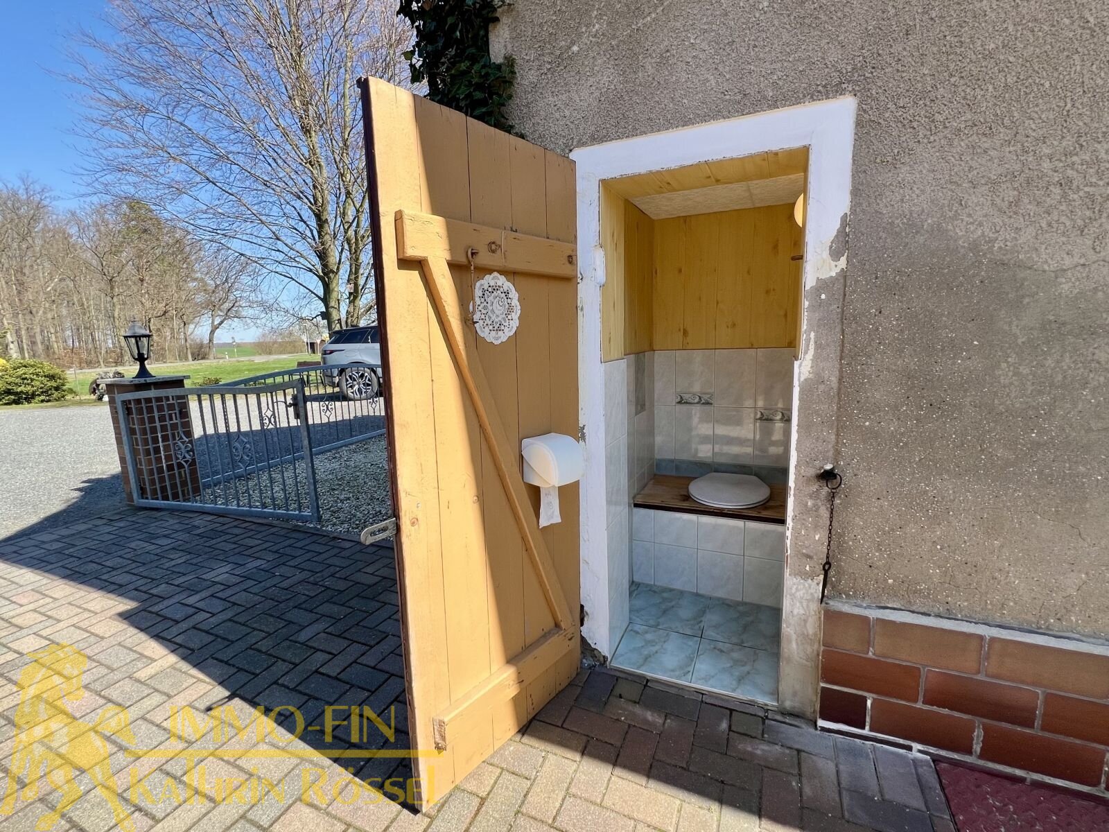 Nebengebäude Ost Außen-WC
