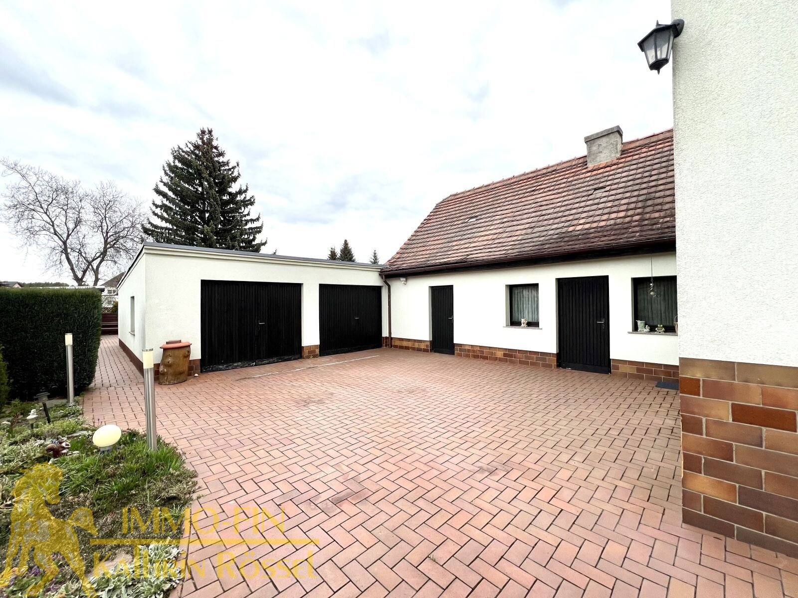 Blick in den Hofbereich auf die Garagen