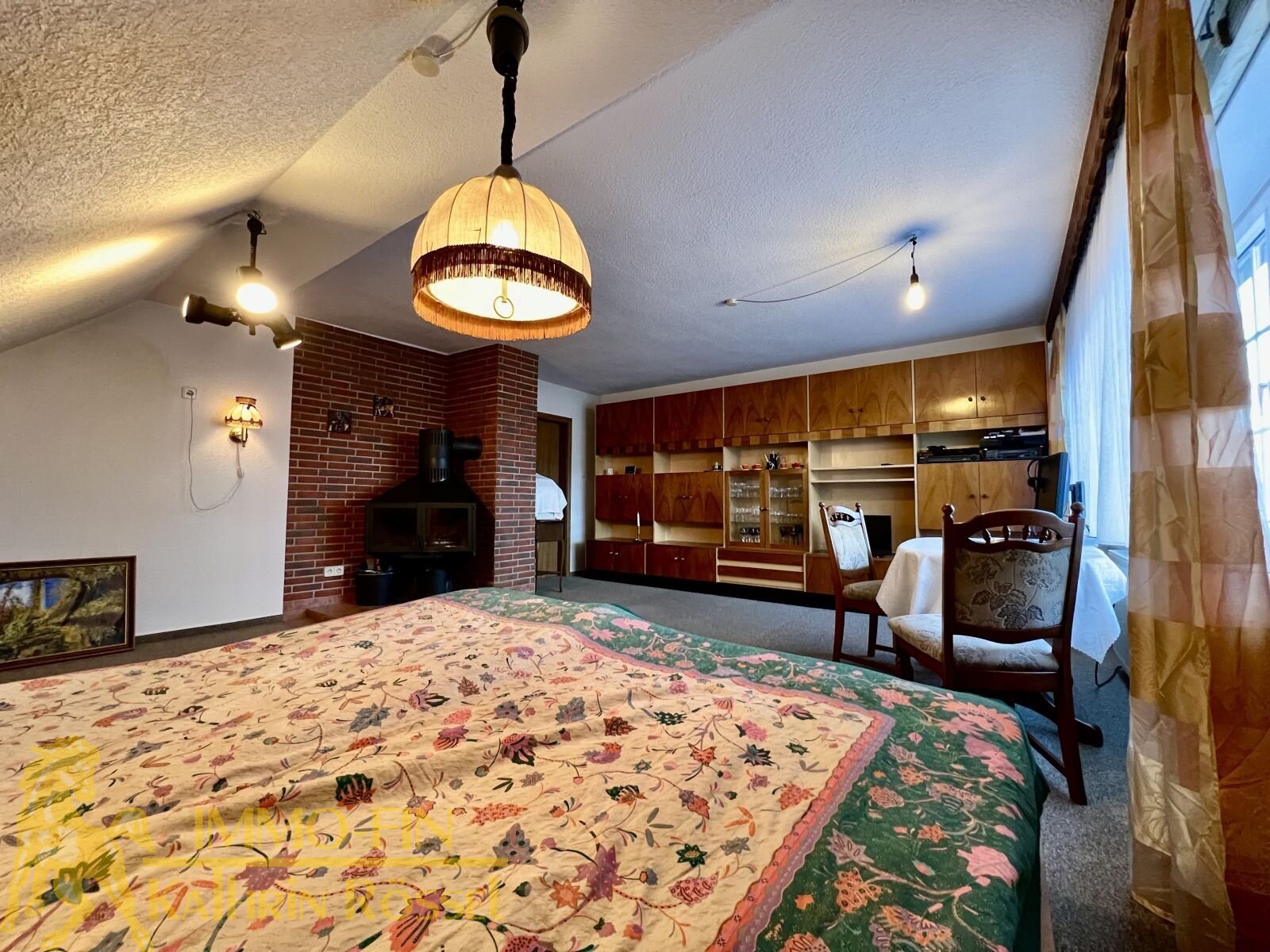 DG: Großes Zimmer (O) mit Kaminofen 