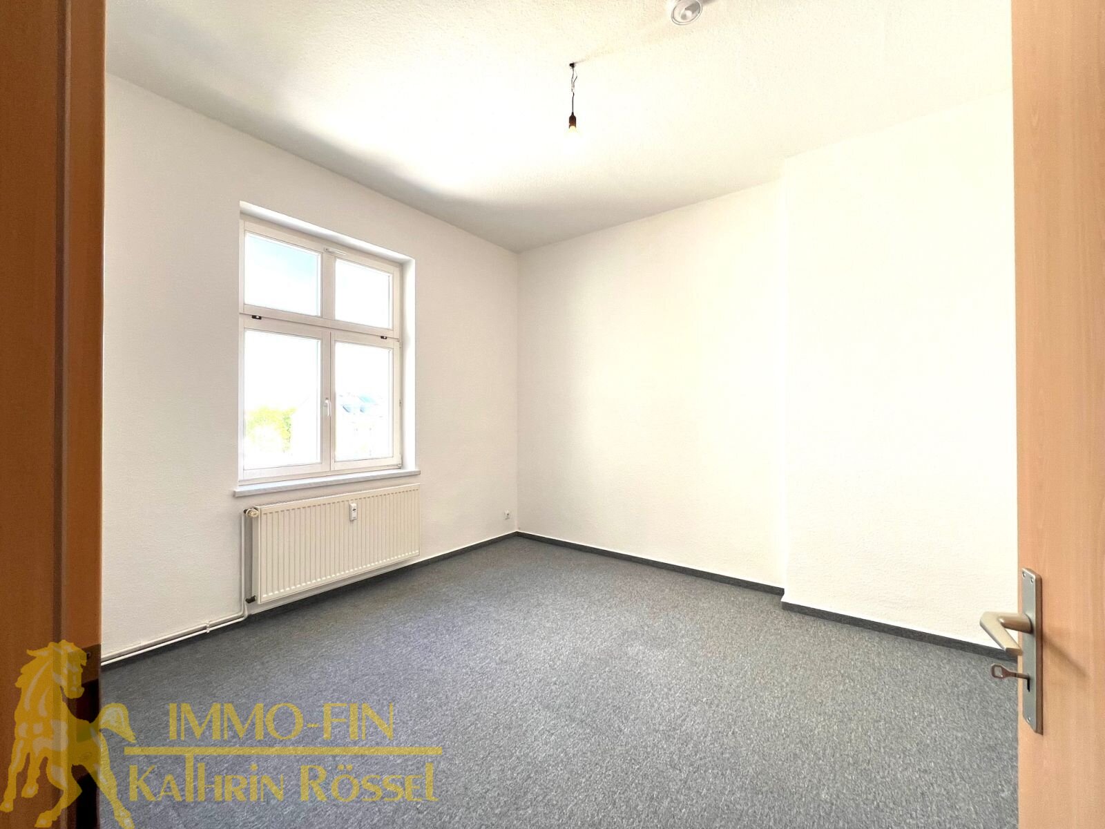 Schlafzimmer zum Hof zeigend