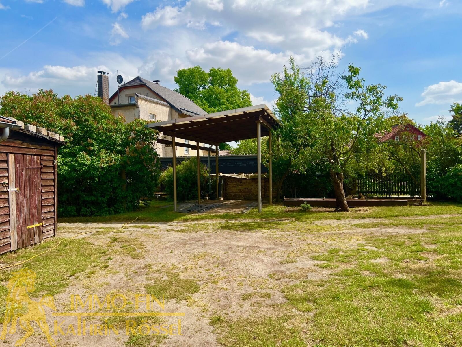 Blick auf den großen (hohen) Carport