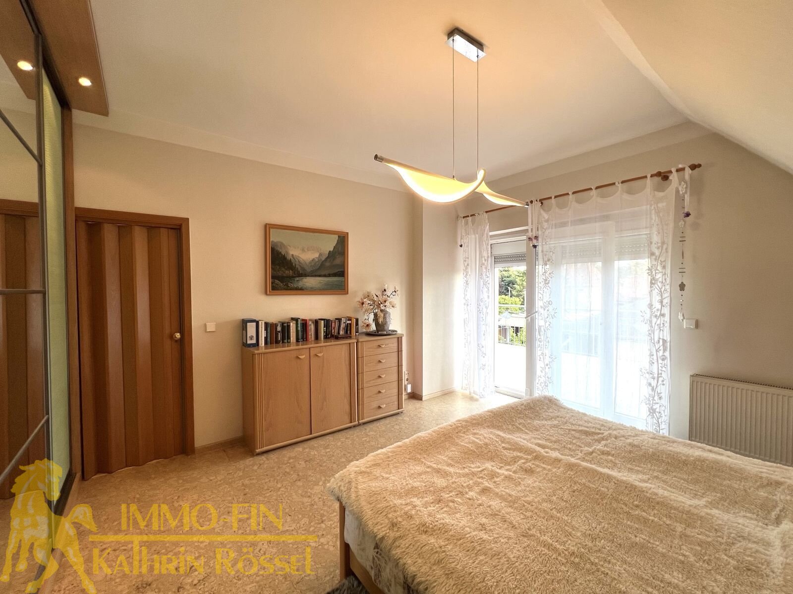 OG: Großes Schlafzimmer mit Dachterrassenzugang OG: Großes Schlafzimmer mit Dachterrassenzugang