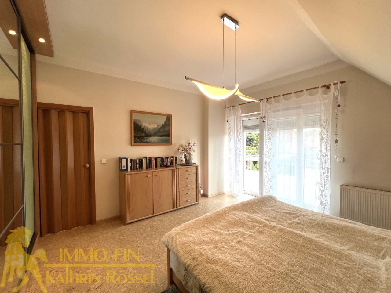 OG: Großes Schlafzimmer mit Dachterrassenzugang OG: Großes Schlafzimmer mit Dachterrassenzugang