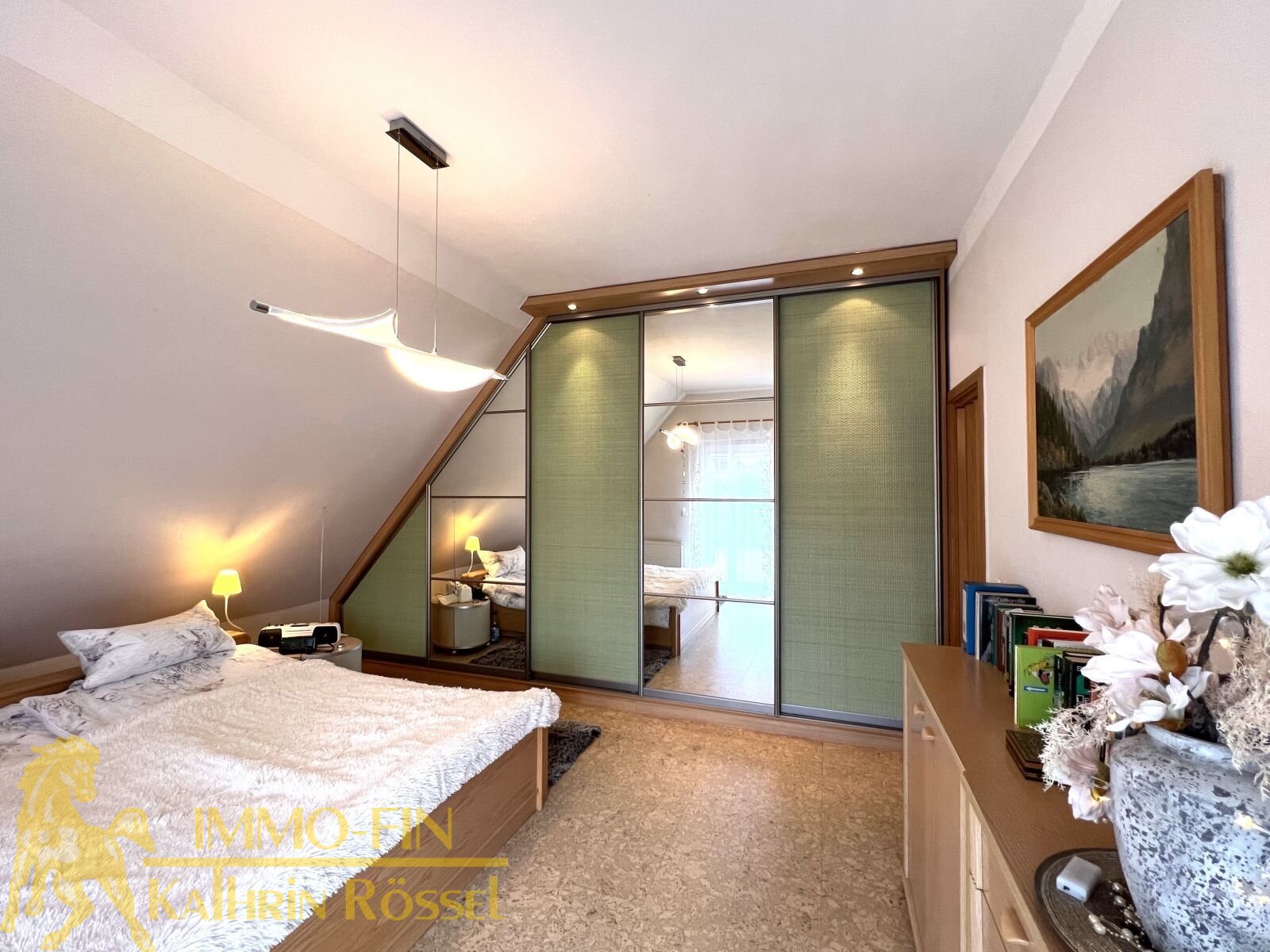 OG: Großes Schlafzimmer mit Einbauschrank OG: Großes Schlafzimmer mit Einbauschrank