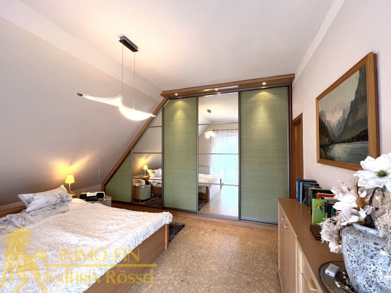 OG: Großes Schlafzimmer mit Einbauschrank OG: Großes Schlafzimmer mit Einbauschrank